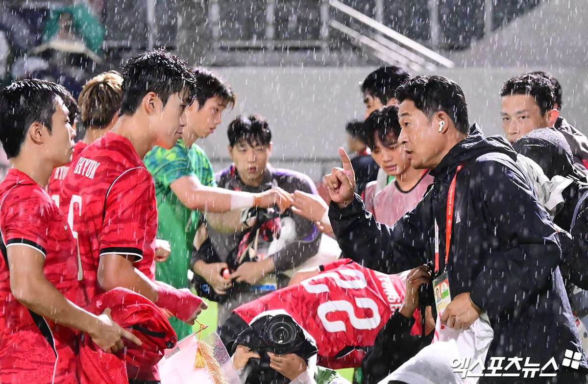 이민성 감독이 신뢰하는 주장 이기혁(강원)이 축구화 대신 운동화를 신었다.   ​​​​​​​이민성 감독이 이끄는 대한민국 아시안게임 남자 축구대표팀 감독은 30일 오후 3시 일본 오사카 나가이 스타디움에서 열리는 중국과의 2026 아이치∙나고야 하계아시안게임 축구 남자 준결승전에서 나설 선발 명단을 공개했다.  이날 주장 이기혁이 선발 명단에서 빠졌다. 엑스포츠뉴스DB
