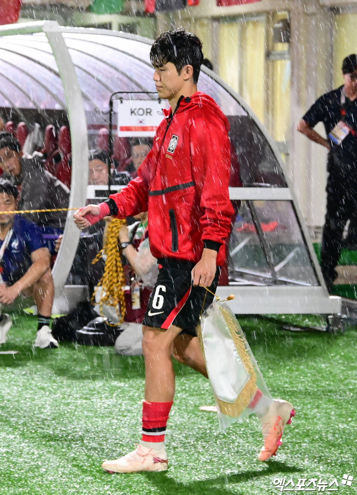 이민성 감독이 신뢰하는 주장 이기혁(강원)이 축구화 대신 운동화를 신었다.   ​​​​​​​이민성 감독이 이끄는 대한민국 아시안게임 남자 축구대표팀 감독은 30일 오후 3시 일본 오사카 나가이 스타디움에서 열리는 중국과의 2026 아이치∙나고야 하계아시안게임 축구 남자 준결승전에서 나설 선발 명단을 공개했다.  이날 주장 이기혁이 선발 명단에서 빠졌다. 엑스포츠뉴스DB