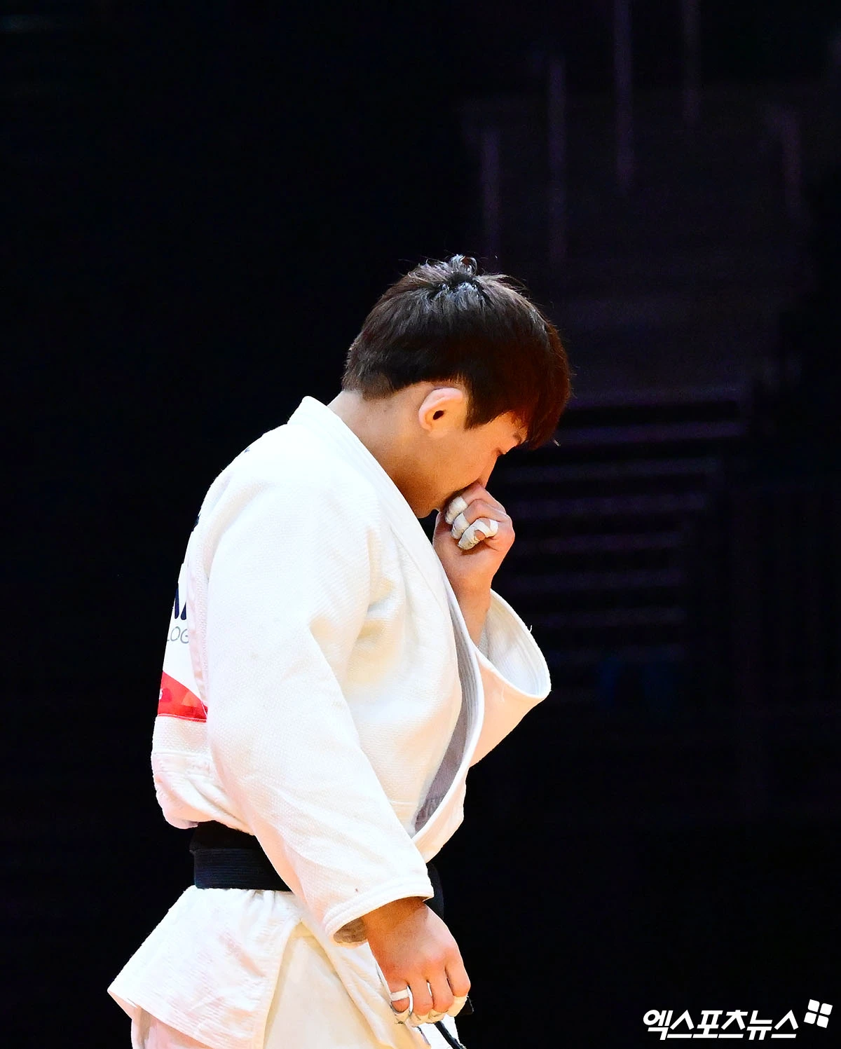 남자 유도 66kg급 세계랭킹 6위 김찬녕이 30일 일본 나고야의 아이치 인터내셔널 아레나에서 열린 2026 아이치·나고야 아시안게임 준결승에서 우즈베키스탄의 아브두라힘 누트풀로예프에게 졌다. 사진 박지영 기자
