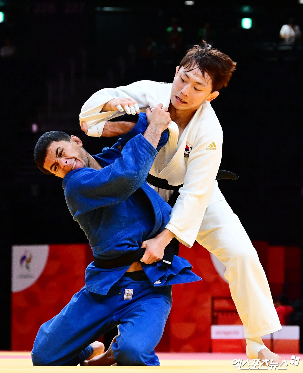 남자 유도 66kg급 세계랭킹 6위 김찬녕이 30일 일본 나고야의 아이치 인터내셔널 아레나에서 열린 2026 아이치·나고야 아시안게임 준결승에서 우즈베키스탄의 아브두라힘 누트풀로예프에게 졌다. 사진 박지영 기자