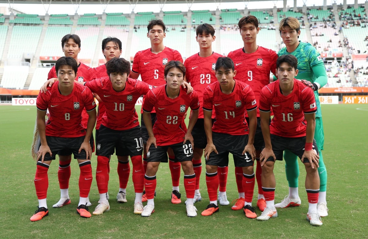 이민성호가 나고야가 아닌 오사카에서 아시안게임에서 처음으로 위기를 맞았다.   중국에 선제 골을 내줬지만, 스트라이커 이영준이 해결사로 나서 위기를 모면했다.   이민성 감독이 이끄는 대한민국 아시안게임 남자 축구 대표팀 감독이 30일 일본 오사카시에 있는 나가이 스타디움에서 열린 중국과의 2026 아이치∙나고야 하계아시안게임 축구 남자 준결승전에서 전반에 선제 골을 내줬지만, 빠른 동점 골로 1-1로 마쳤다. 연합뉴스