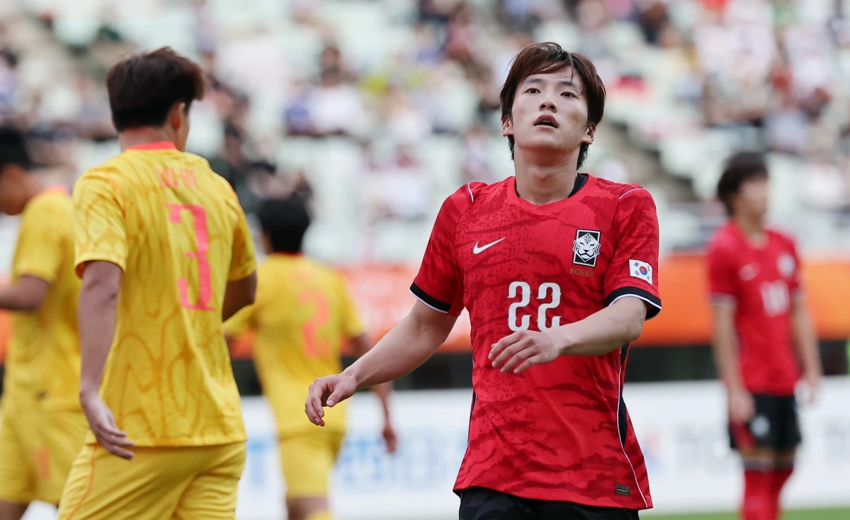 이민성 감독이 이끄는 대한민국 아시안게임 남자 축구 대표팀 감독이 30일 일본 오사카시에 있는 나가이 스타디움에서 열린 중국과의 2026 아이치∙나고야 하계아시안게임 축구 남자 준결승전에서 선제골을 내줬지만, 이영준의 동점골로 균형을 맞췄고 배준호의 극적인 헤더 역전 골로 2-1로 승리했다.   이민성호는 이번 대회 준결승에서 중국을 제압하며 4회 연속 대회 결승진출을 노린다. 2014 인천 대회를 시작으로 2018 자카르타-팔렘방, 2022 항저우(1년 순연 개최) 대회 3연패를 달성한 한국 남자 축구는 4연패 도전에 처음으로 위기를 맞았다. 연합뉴스