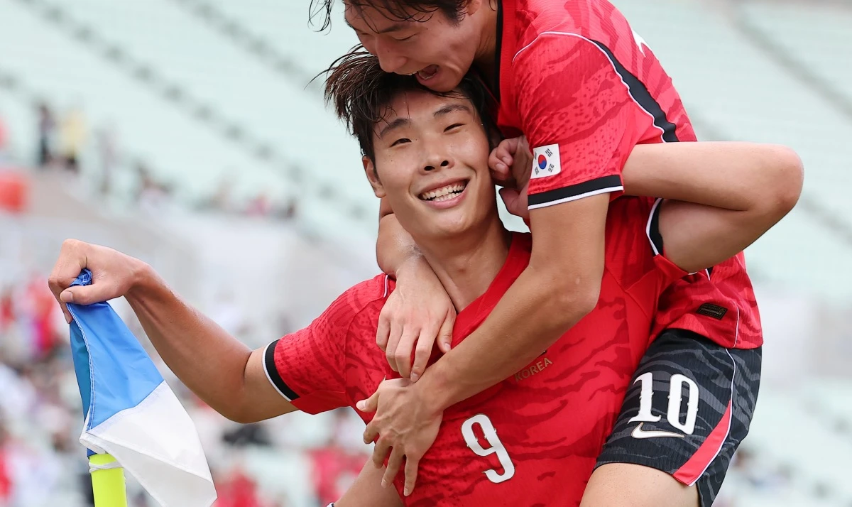 이민성 감독이 이끄는 대한민국 아시안게임 남자 축구 대표팀 감독이 30일 일본 오사카시에 있는 나가이 스타디움에서 열린 중국과의 2026 아이치∙나고야 하계아시안게임 축구 남자 준결승전에서 선제골을 내줬지만, 이영준의 동점골로 균형을 맞췄고 배준호의 극적인 헤더 역전 골로 2-1로 승리했다.   이민성호는 이번 대회 준결승에서 중국을 제압하며 4회 연속 대회 결승진출을 노린다. 2014 인천 대회를 시작으로 2018 자카르타-팔렘방, 2022 항저우(1년 순연 개최) 대회 3연패를 달성한 한국 남자 축구는 4연패 도전에 처음으로 위기를 맞았다. 연합뉴스