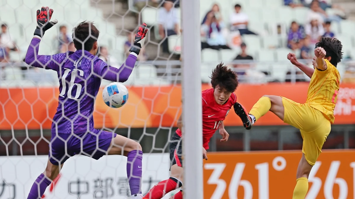 이민성 감독이 이끄는 대한민국 아시안게임 남자 축구 대표팀 감독이 30일 일본 오사카시에 있는 나가이 스타디움에서 열린 중국과의 2026 아이치∙나고야 하계아시안게임 축구 남자 준결승전에서 선제골을 내줬지만, 이영준의 동점골로 균형을 맞췄고 배준호의 극적인 헤더 역전 골로 2-1로 승리했다.   이민성호는 이번 대회 준결승에서 중국을 제압하며 4회 연속 대회 결승진출을 노린다. 2014 인천 대회를 시작으로 2018 자카르타-팔렘방, 2022 항저우(1년 순연 개최) 대회 3연패를 달성한 한국 남자 축구는 4연패 도전에 처음으로 위기를 맞았다. 연합뉴스
