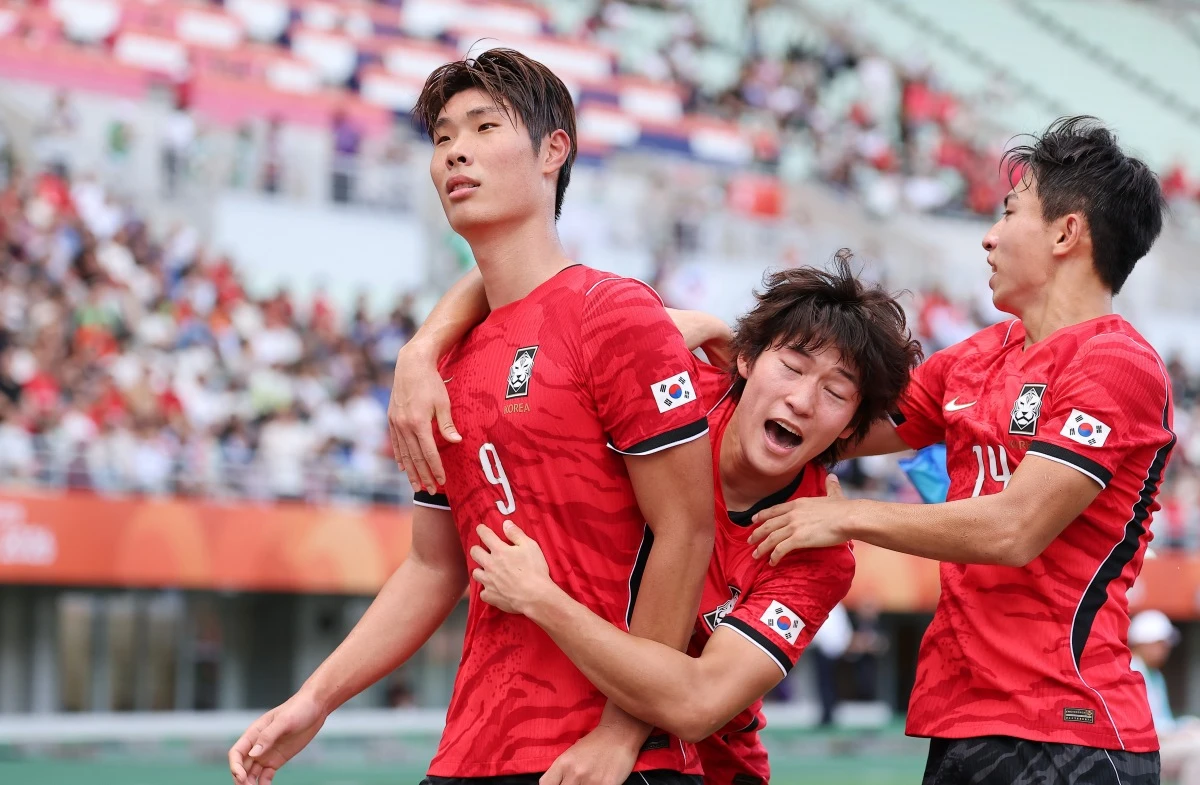 극적인 역전승으로 이민성호가 아시안게임 4회 연속 결승전에 진출했다. 이민성 감독은 한일전 승부보다 '금메달'이라는 목표만 바라보고 있다고 말했다. 이민성 감독이 이끄는 대한민국 아시안게임 남자 축구 대표팀 감독은 30일 일본 오사카의 나가이 스타디움에서 열린 중국과의 2026 아이치∙나고야 하계아시안게임 축구 남자 준결승전에서 선제골을 내줬지만, 이영준의 동점골로 균형을 맞췄고 배준호의 극적인 헤더 역전 골로 2-1로 승리했다. 연합뉴스