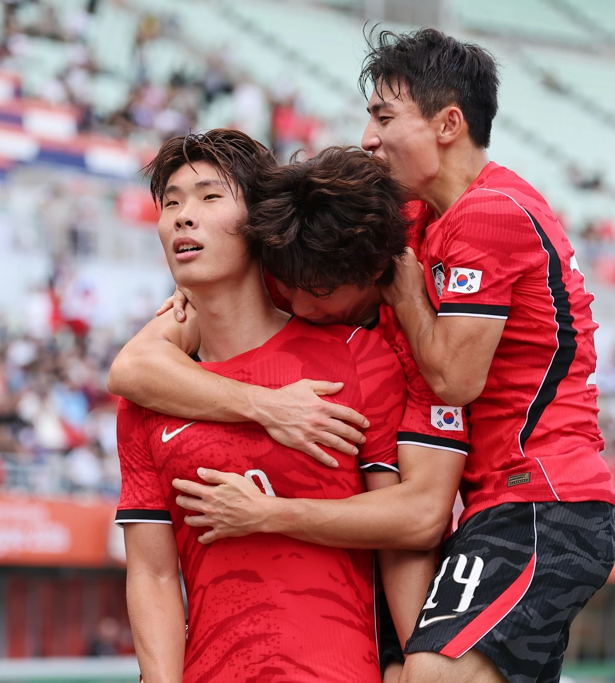 극적인 역전승으로 이민성호가 아시안게임 4회 연속 결승전에 진출했다. 이민성 감독은 한일전 승부보다 '금메달'이라는 목표만 바라보고 있다고 말했다. 이민성 감독이 이끄는 대한민국 아시안게임 남자 축구 대표팀 감독은 30일 일본 오사카의 나가이 스타디움에서 열린 중국과의 2026 아이치∙나고야 하계아시안게임 축구 남자 준결승전에서 선제골을 내줬지만, 이영준의 동점골로 균형을 맞췄고 배준호의 극적인 헤더 역전 골로 2-1로 승리했다. 연합뉴스