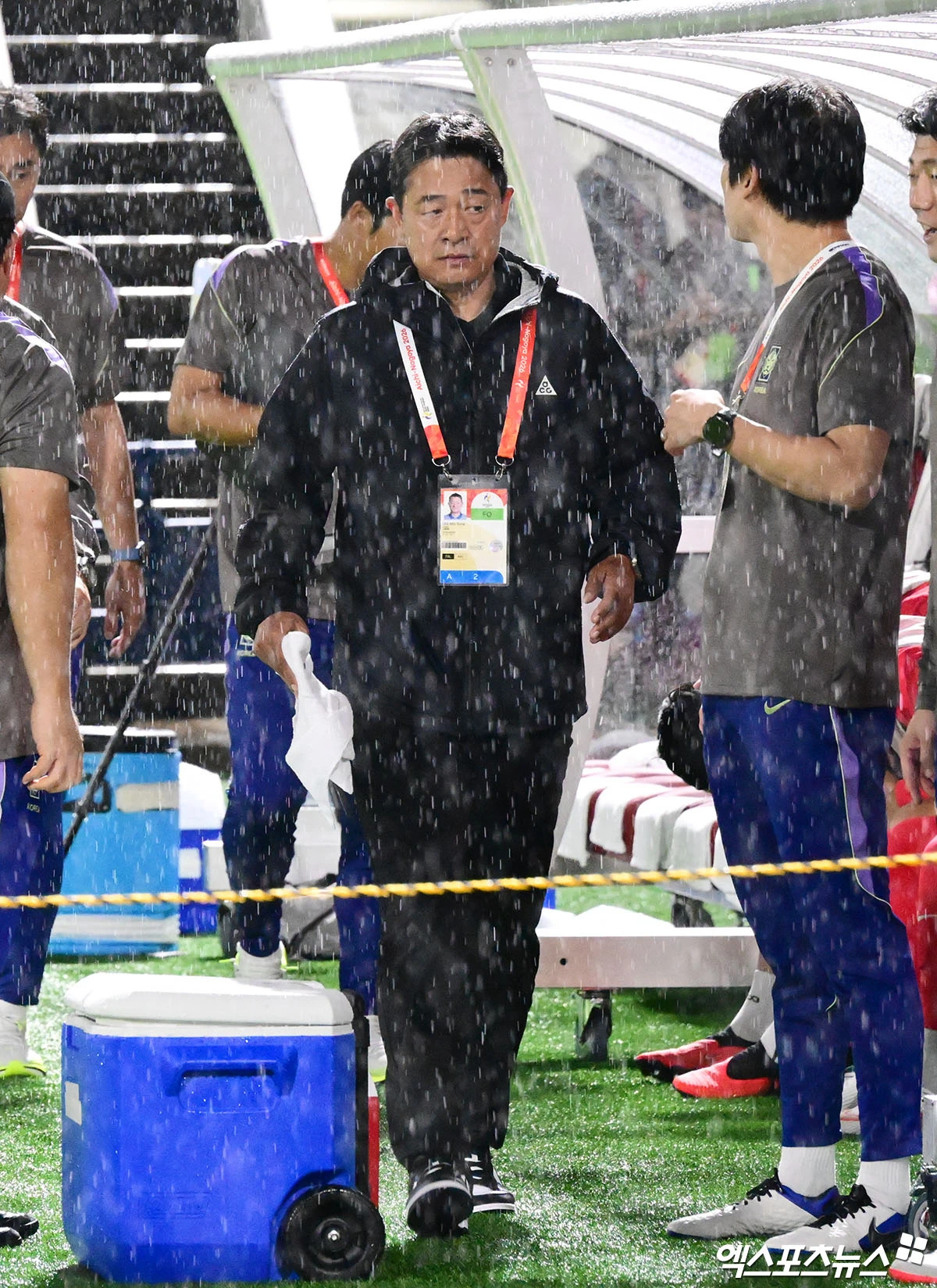 극적인 역전승으로 이민성호가 아시안게임 4회 연속 결승전에 진출했다. 이민성 감독은 한일전 승부보다 '금메달'이라는 목표만 바라보고 있다고 말했다. 이민성 감독이 이끄는 대한민국 아시안게임 남자 축구 대표팀 감독은 30일 일본 오사카의 나가이 스타디움에서 열린 중국과의 2026 아이치∙나고야 하계아시안게임 축구 남자 준결승전에서 선제골을 내줬지만, 이영준의 동점골로 균형을 맞췄고 배준호의 극적인 헤더 역전 골로 2-1로 승리했다. 엑스포츠뉴스DB