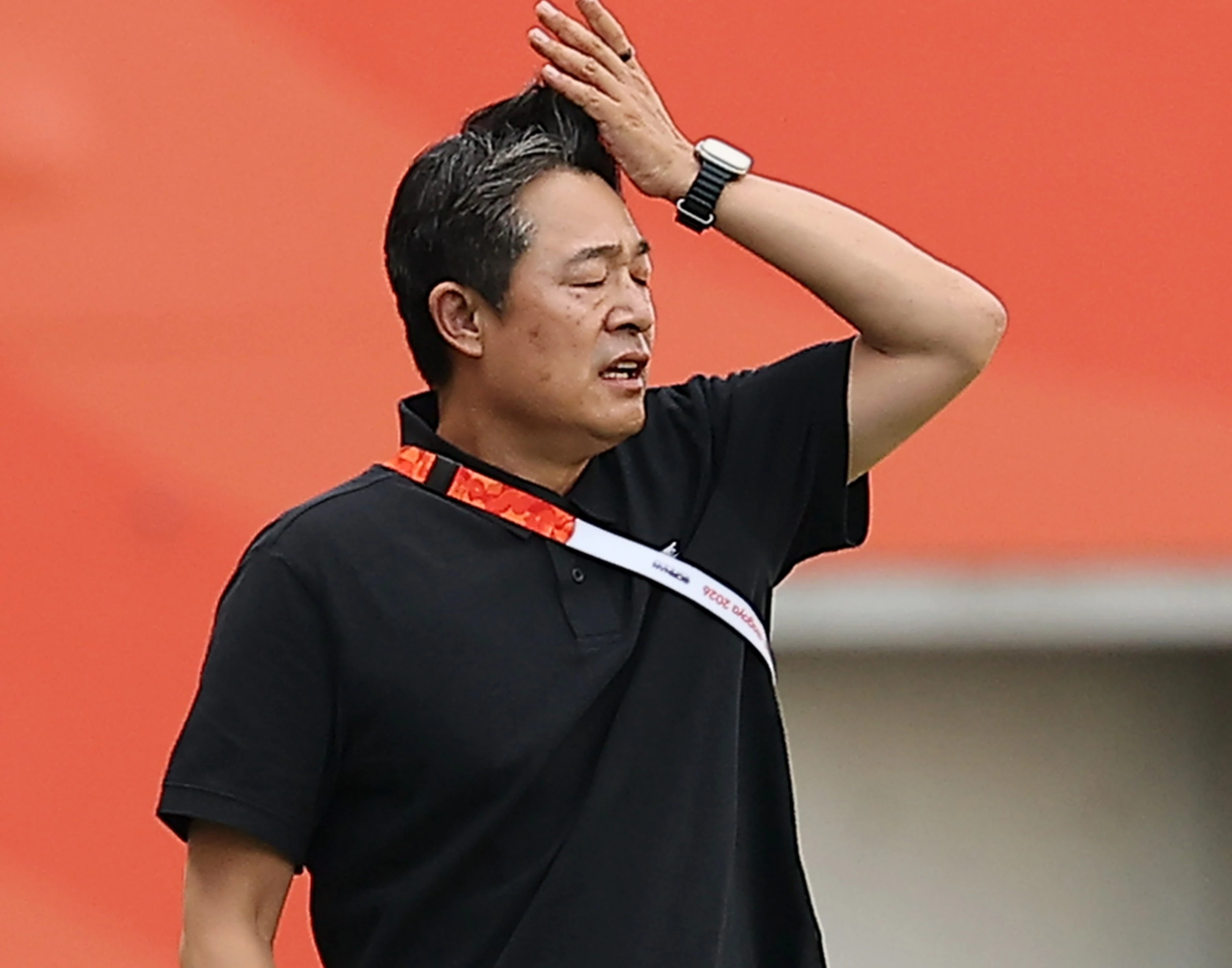 이민성 감독이 30일 일본 오사카 나가이 경기장에서 열린 2026 아시안게임 남자축구 준결승 한국-중국 맞대결에서 상대에 선제골을 내주자 아쉬워하고 있다. 연합뉴스