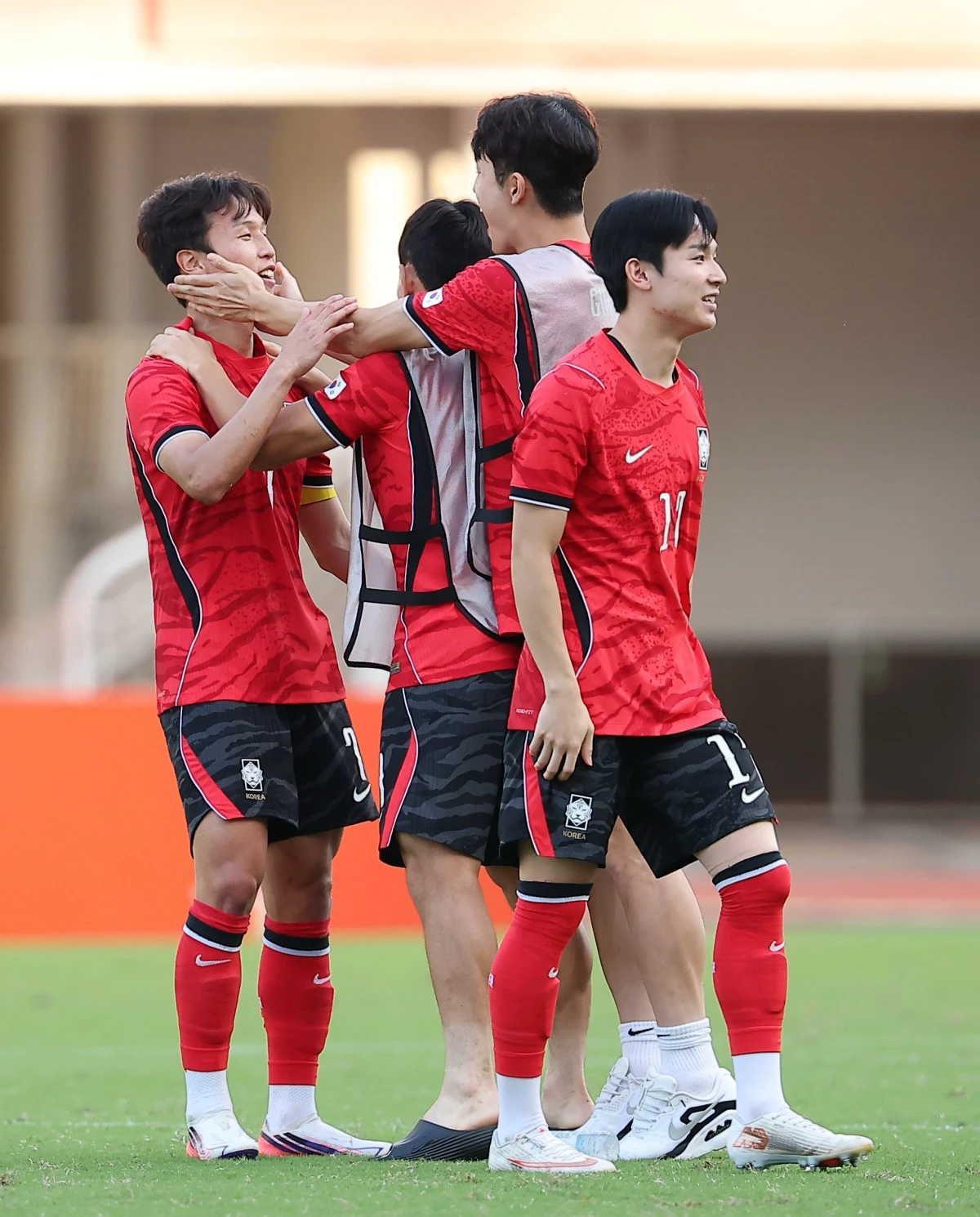 아시안게임 남자 축구 결승에 진출했지만, 엄지성의 표정은 그리 밝지 않았다. 이미 선배들이 달성한 아시안게임 남자 축구 3연속 우승을 이어가고자 하는 부담감을 드러냈다.   이민성 감독이 이끄는 대한민국 아시안게임 남자 축구 대표팀 감독이 30일 일본 오사카시에 있는 나가이 스타디움에서 열린 중국과의 2026 아이치∙나고야 하계아시안게임 축구 남자 준결승전에서 엄지성의 2도움 활약으로 이영준, 배준호의 연속 골이 터지며 2-1 짜릿한 역전승을 거뒀다.연합뉴스