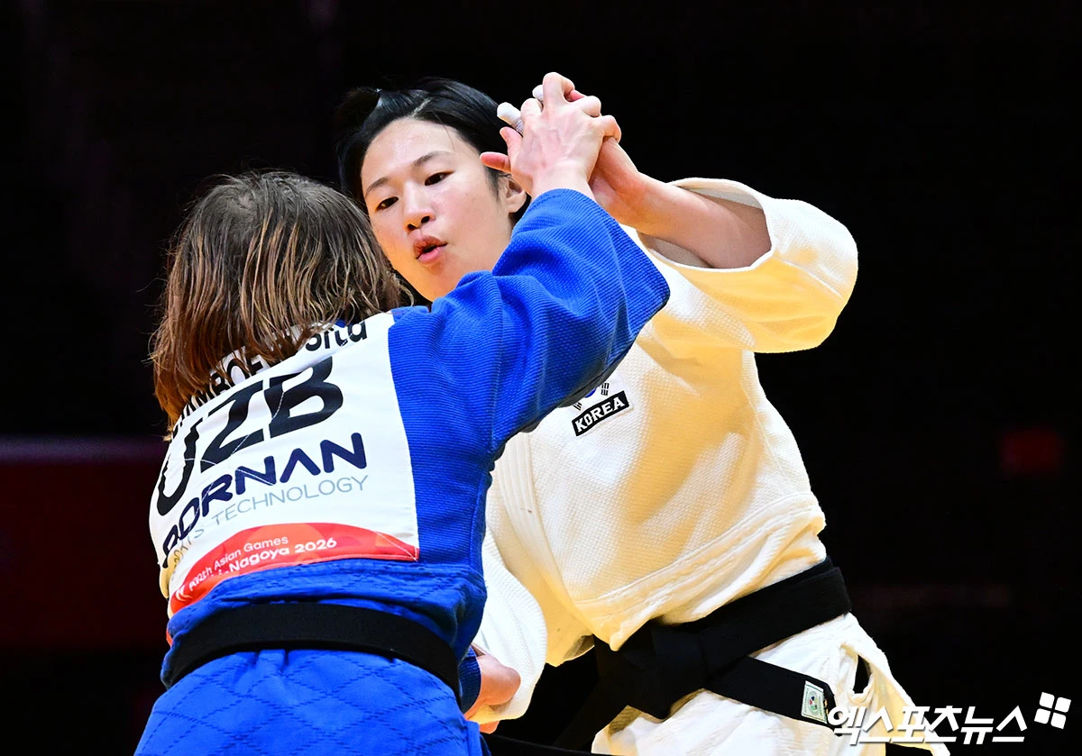 장세윤(25·KH필룩스)이 30일 일본 나고야의 아이치 인터내셔널 아레나에서 열린 2026 아이치·나고야 아시안게임 유도 여자 52kg 결승에서 우즈베키스탄의 시타 카담보에바에 골든 스코어 끝에 패배, 은메달로 개인전을 마쳤다. 사진 박지영 기자