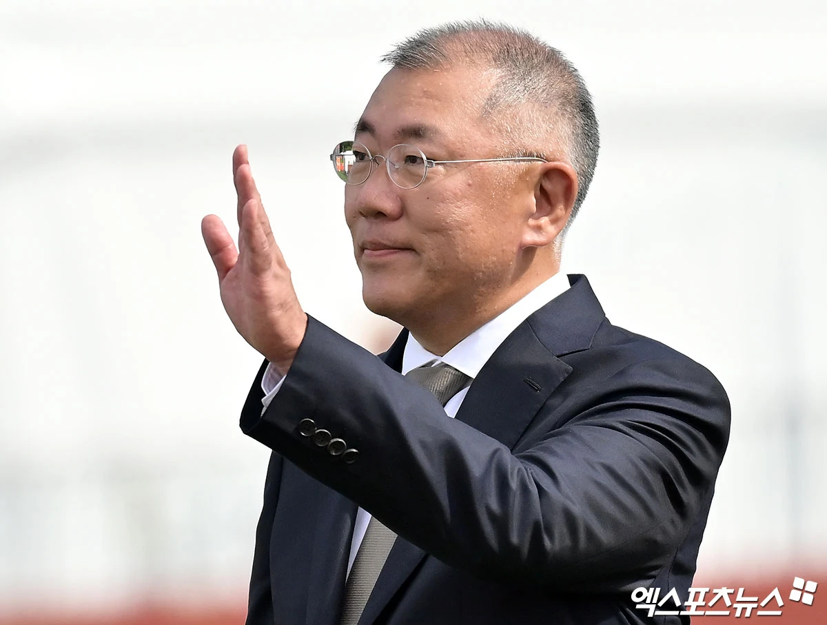 30일 일본 아이치현 오카자키 중앙종합공원 다목적광장에서 열린 '2026 아이치·나고야 아시안게임' 양궁 컴파운드 혼성 단채전 4강전 대한민국과 중국의 경기, 대한민국 박정윤-최용희 조가 인도의 치키타 타니파르티-사힐 자디브 조에 슛오프 접전 끝에 157-157<19-20>로 패배하며 은메달을 획득했다. 정의선 대한양궁협회장이 시상자로 참석해 인사를 하고 있다. 일본 오카자키, 김한준 기자