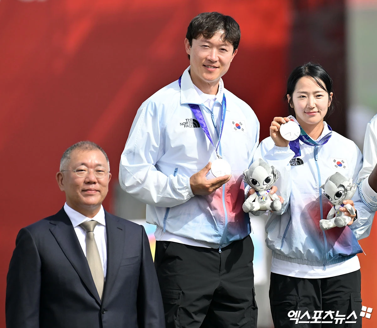 30일 일본 아이치현 오카자키 중앙종합공원 다목적광장에서 열린 '2026 아이치·나고야 아시안게임' 양궁 컴파운드 혼성 단채전 4강전 대한민국과 중국의 경기, 대한민국 박정윤-최용희 조가 인도의 치키타 타니파르티-사힐 자디브 조에 슛오프 접전 끝에 157-157<19-20>로 패배하며 은메달을 획득했다. 대한민국 최용희 박정윤이 포즈를 취하고 있다. 일본 오카자키, 김한준 기자
