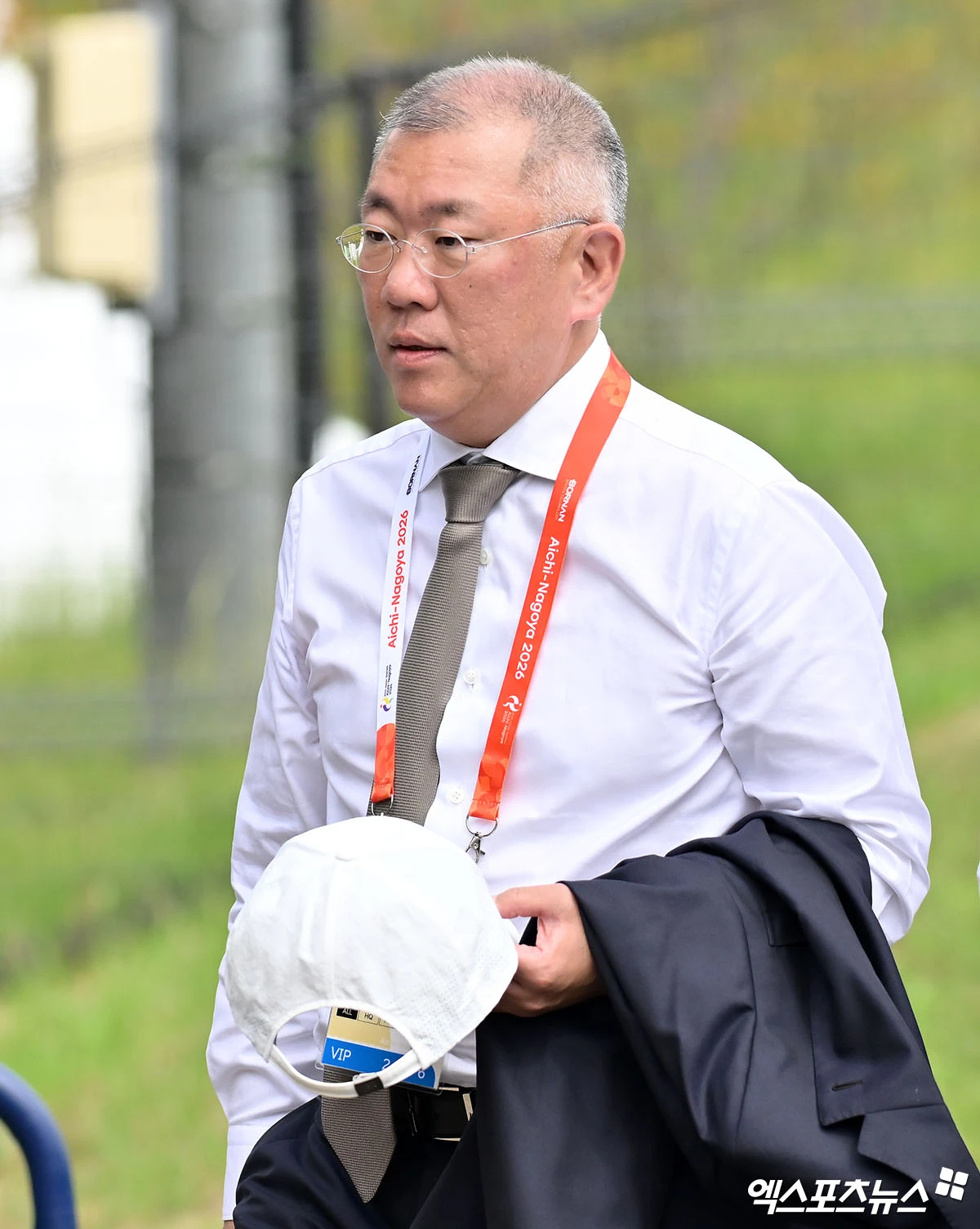 30일 일본 아이치현 오카자키 중앙종합공원 다목적광장에서 열린 '2026 아이치·나고야 아시안게임' 양궁 컴파운드 여자 단체 동메달 결정전 대한민국과 대만의 경기, 대한민국이 대만을 꺾고 동메달을 획득했다. 대한양궁협회 회장인 정의선 현대자동차그룹 회장이 컴파운드 여자 단체 동메달 결정전을 지켜본 후 경기장을 빠져나가고 있다. 일본 오카자키, 김한준 기자