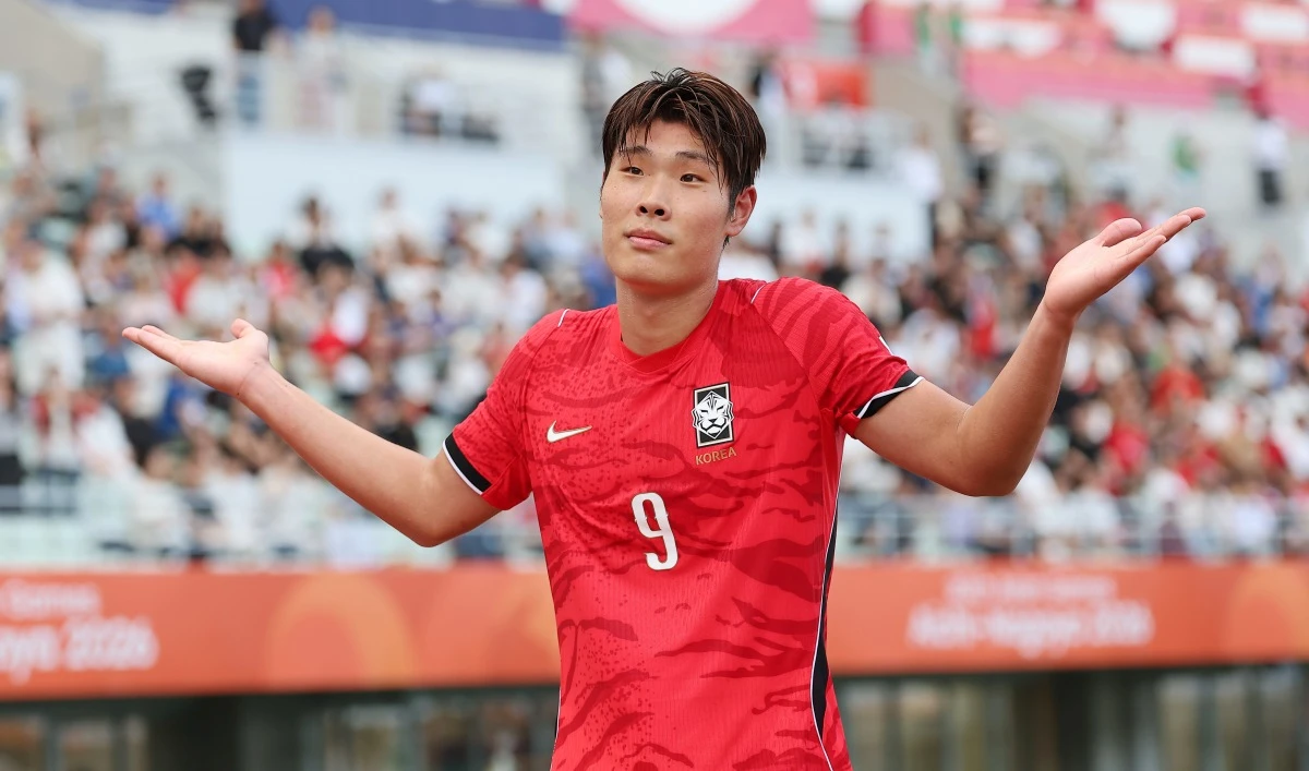중국전 역전승의 주역 이민성호의 최전방 스트라이커 이영준에게 금메달은 이미 한국의 것이었다. 이영준이 30일 일본 오사카시에 있는 나가이 스타디움에서 열린 대한민국과 중국의 2026 아이치∙나고야 하계아시안게임 축구 남자 준결승전에서 1-1을 만드는 중요한 동점 골을 터뜨리며 팀의 2-1 역전승에 기여했다. 지난 25일 나고야시에 있는 미즈호공원 럭비 경기장에서 열린 베트남과의 8강전에 첫 선발출장한 이영준은 이날 첫 득점을 신고한 뒤 2경기 연속 골을 터뜨렸다. 연합뉴스