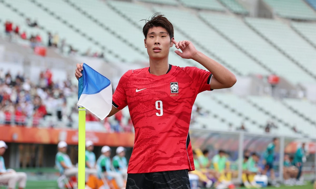 중국전 역전승의 주역 이민성호의 최전방 스트라이커 이영준에게 금메달은 이미 한국의 것이었다. 이영준이 30일 일본 오사카시에 있는 나가이 스타디움에서 열린 대한민국과 중국의 2026 아이치∙나고야 하계아시안게임 축구 남자 준결승전에서 1-1을 만드는 중요한 동점 골을 터뜨리며 팀의 2-1 역전승에 기여했다. 지난 25일 나고야시에 있는 미즈호공원 럭비 경기장에서 열린 베트남과의 8강전에 첫 선발출장한 이영준은 이날 첫 득점을 신고한 뒤 2경기 연속 골을 터뜨렸다. 연합뉴스