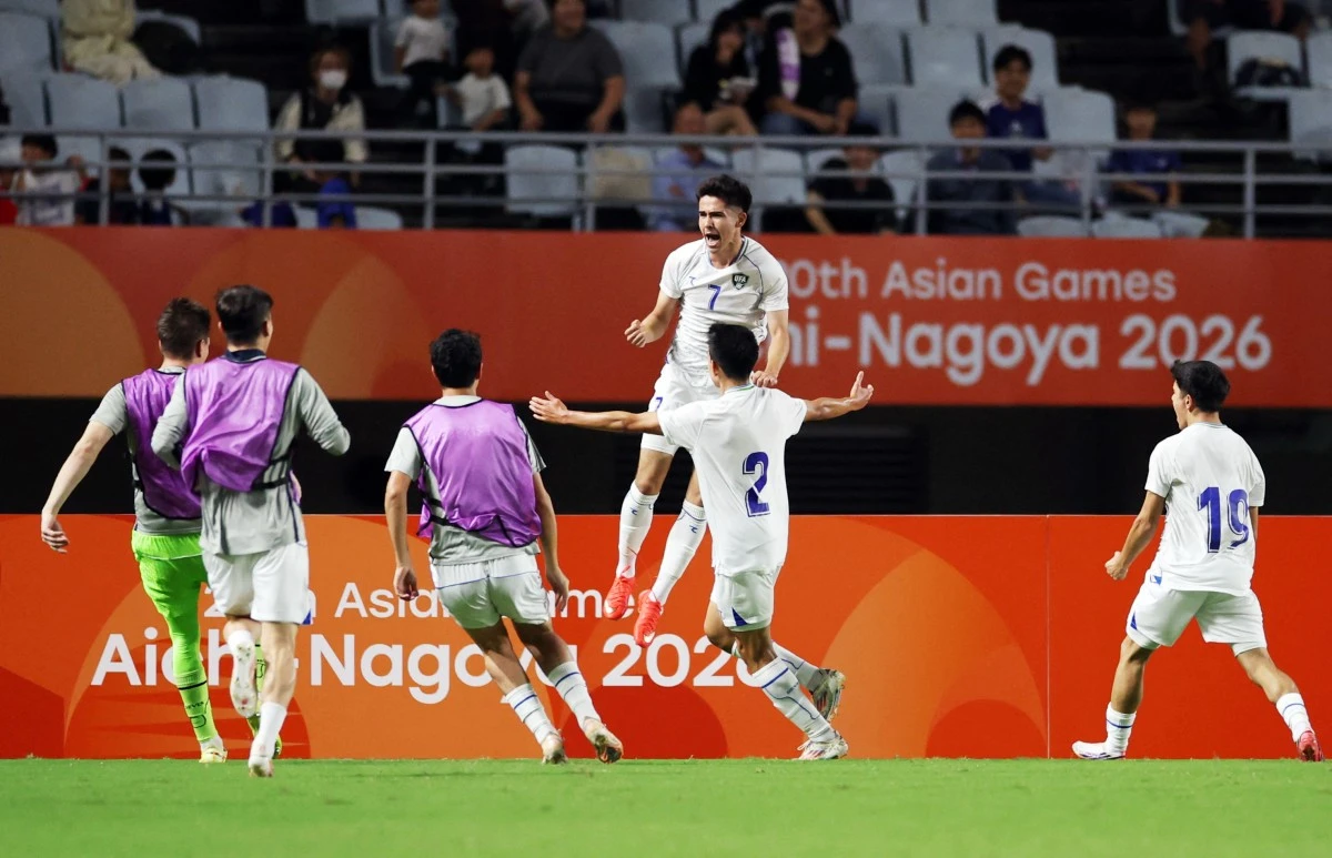 아시안게임 남자 축구 4연패에 도전하는 한국 축구가 결승전에서 3회 연속 한일전을 치르게 됐다. 이민성 감독이 이끄는 대한민국 아시안게임 남자 축구 대표팀 감독은 30일 일본 오사카의 나가이 스타디움에서 열린 중국과의 2026 아이치∙나고야 하계아시안게임 축구 남자 준결승전에서 선제골을 내줬지만, 이영준(그라스호퍼 취리히)의 동점골로 균형을 맞췄고 배준호(스토크시티)의 극적인 헤더 역전 골로 2-1로 승리했다. 이민성호는 이번 대회 준결승에서 중국을 제압하며 4회 연속 대회 결승진출을 노렸다. 2014 인천 대회를 시작으로 2018 자카르타-팔렘방, 2022 항저우(1년 순연 개최) 대회 3연패를 달성한 한국 남자 축구는 4연패 도전에 중국전이 처음으로 위기였다. 그러나 유럽파 공격수 이영준과 배준호가 연달아 엄지성(스완지시티)의 도움을 받아 연속 골을 터뜨리면서 중국을 넘어 결승전으로 향했다. 연합뉴스