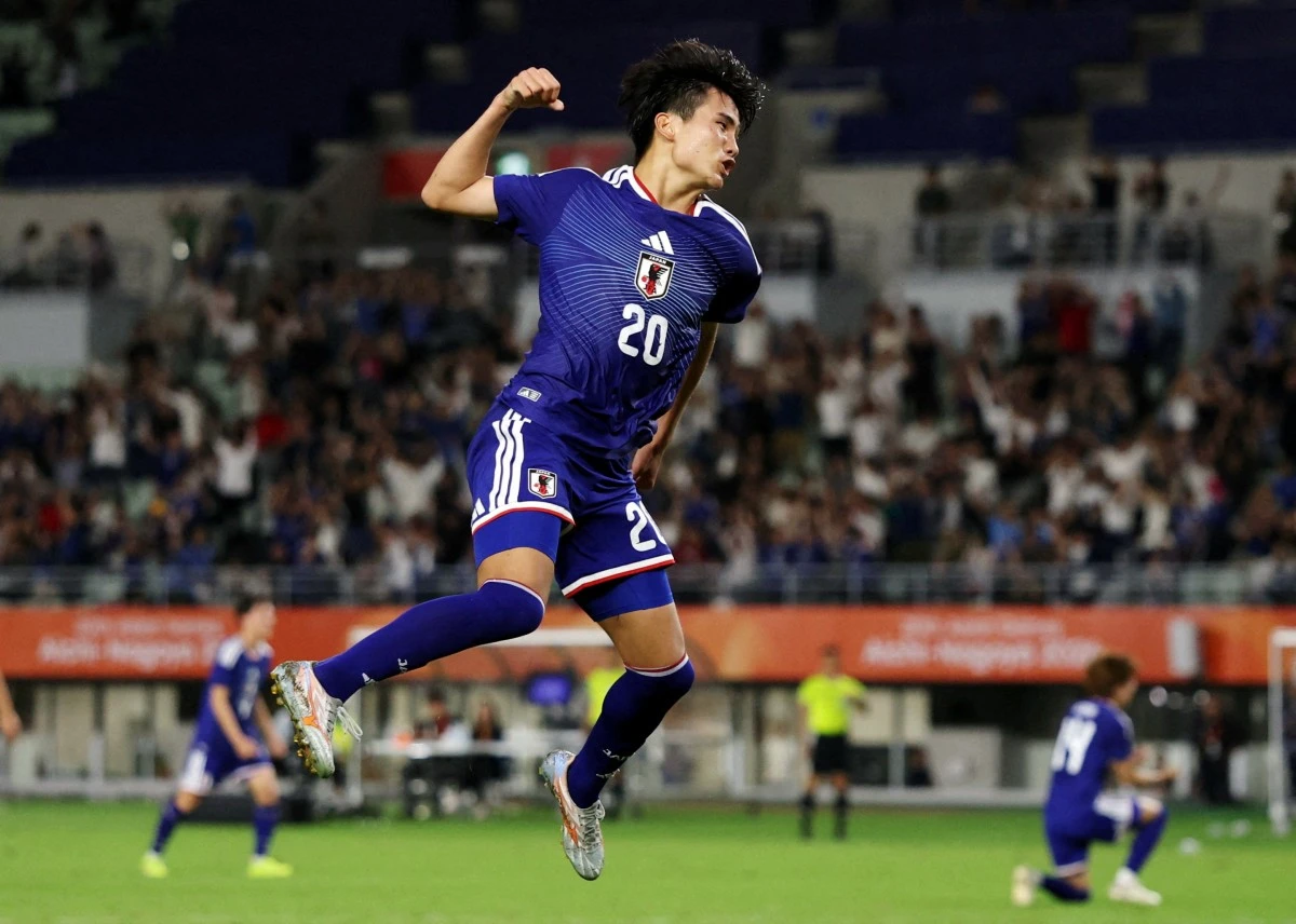 아시안게임 남자 축구 4연패에 도전하는 한국 축구가 결승전에서 3회 연속 한일전을 치르게 됐다. 이민성 감독이 이끄는 대한민국 아시안게임 남자 축구 대표팀 감독은 30일 일본 오사카의 나가이 스타디움에서 열린 중국과의 2026 아이치∙나고야 하계아시안게임 축구 남자 준결승전에서 선제골을 내줬지만, 이영준(그라스호퍼 취리히)의 동점골로 균형을 맞췄고 배준호(스토크시티)의 극적인 헤더 역전 골로 2-1로 승리했다. 이민성호는 이번 대회 준결승에서 중국을 제압하며 4회 연속 대회 결승진출을 노렸다. 2014 인천 대회를 시작으로 2018 자카르타-팔렘방, 2022 항저우(1년 순연 개최) 대회 3연패를 달성한 한국 남자 축구는 4연패 도전에 중국전이 처음으로 위기였다. 그러나 유럽파 공격수 이영준과 배준호가 연달아 엄지성(스완지시티)의 도움을 받아 연속 골을 터뜨리면서 중국을 넘어 결승전으로 향했다. 연합뉴스