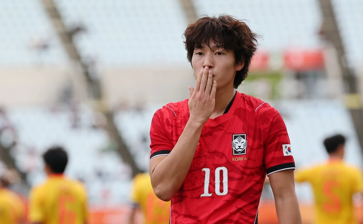 아시안게임 남자 축구 4연패에 도전하는 한국 축구가 결승전에서 3회 연속 한일전을 치르게 됐다. 이민성 감독이 이끄는 대한민국 아시안게임 남자 축구 대표팀 감독은 30일 일본 오사카의 나가이 스타디움에서 열린 중국과의 2026 아이치∙나고야 하계아시안게임 축구 남자 준결승전에서 선제골을 내줬지만, 이영준(그라스호퍼 취리히)의 동점골로 균형을 맞췄고 배준호(스토크시티)의 극적인 헤더 역전 골로 2-1로 승리했다. 이민성호는 이번 대회 준결승에서 중국을 제압하며 4회 연속 대회 결승진출을 노렸다. 2014 인천 대회를 시작으로 2018 자카르타-팔렘방, 2022 항저우(1년 순연 개최) 대회 3연패를 달성한 한국 남자 축구는 4연패 도전에 중국전이 처음으로 위기였다. 그러나 유럽파 공격수 이영준과 배준호가 연달아 엄지성(스완지시티)의 도움을 받아 연속 골을 터뜨리면서 중국을 넘어 결승전으로 향했다. 연합뉴스