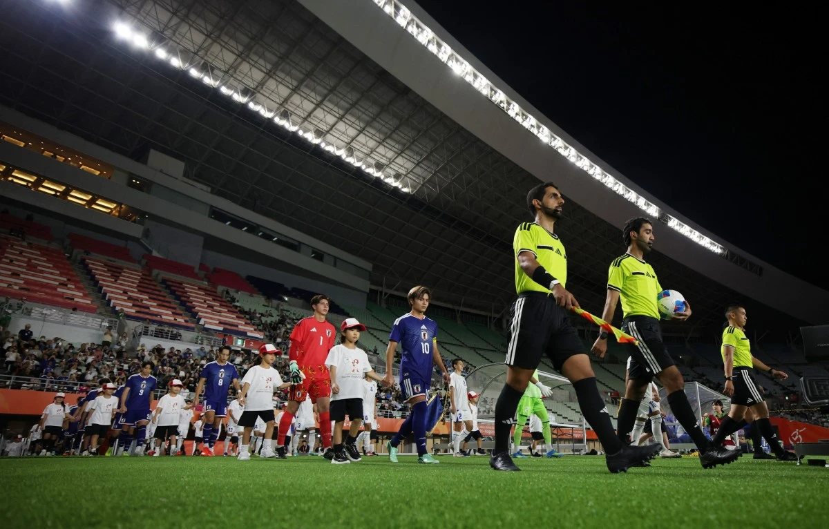 아시안게임 남자 축구 4연패에 도전하는 한국 축구가 결승전에서 3회 연속 한일전을 치르게 됐다. 이민성 감독이 이끄는 대한민국 아시안게임 남자 축구 대표팀 감독은 30일 일본 오사카의 나가이 스타디움에서 열린 중국과의 2026 아이치∙나고야 하계아시안게임 축구 남자 준결승전에서 선제골을 내줬지만, 이영준(그라스호퍼 취리히)의 동점골로 균형을 맞췄고 배준호(스토크시티)의 극적인 헤더 역전 골로 2-1로 승리했다. 이민성호는 이번 대회 준결승에서 중국을 제압하며 4회 연속 대회 결승진출을 노렸다. 2014 인천 대회를 시작으로 2018 자카르타-팔렘방, 2022 항저우(1년 순연 개최) 대회 3연패를 달성한 한국 남자 축구는 4연패 도전에 중국전이 처음으로 위기였다. 그러나 유럽파 공격수 이영준과 배준호가 연달아 엄지성(스완지시티)의 도움을 받아 연속 골을 터뜨리면서 중국을 넘어 결승전으로 향했다. 연합뉴스