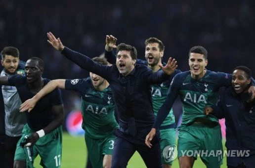 손흥민에게 토트넘 홋스퍼 커리어 중 가장 짜릿했던 순간은 바로 2019년 유럽축구연맹(UEFA) 챔피언스리그에서 극적으로 결승전에 진출했을 때였다. 당시 준준결승에서 맨체스터 시티를 제압한 뒤 네덜란드의 명문 아약스와 준결승에서 격돌한 토트넘은 1차전에서 0-1로 패한 뒤 2차전에서 0-2로 지고 있었으나, 루카스 모우라의 해트트릭을 앞세워 현재는 폐지된 원정 다득점 원칙에 따라 아약스를 꺾고 결승전에 진출했다. 사진 연합뉴스
