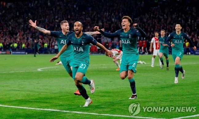 손흥민에게 토트넘 홋스퍼 커리어 중 가장 짜릿했던 순간은 바로 2019년 유럽축구연맹(UEFA) 챔피언스리그에서 극적으로 결승전에 진출했을 때였다. 당시 준준결승에서 맨체스터 시티를 제압한 뒤 네덜란드의 명문 아약스와 준결승에서 격돌한 토트넘은 1차전에서 0-1로 패한 뒤 2차전에서 0-2로 지고 있었으나, 루카스 모우라의 해트트릭을 앞세워 현재는 폐지된 원정 다득점 원칙에 따라 아약스를 꺾고 결승전에 진출했다. 사진 연합뉴스