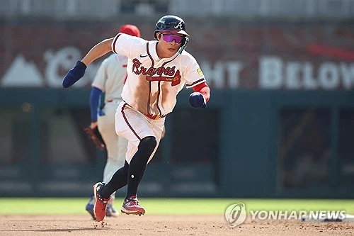 애틀랜타 브레이브스 김하성은 1일(한국시간) 미국 조지아주 애틀랜타 트루이스트파크에서 열린 내셔널리그(NL) 와일드카드 시리즈(WC·3전 2승제) 2차전 필라델피아 필리스와 경기에서 1타수 무안타 1볼넷 1득점을 기록했다. 9번 타자 유격수 선발 출전한 김하성은 3회말 선두타자로 볼넷을 골라 출루했고, 5회에는 포수 파울플라이로 잡혔다. 1-1인 7회말 무사 1루에서는 희생번트를 댔으나, 야수선택으로 처리하면서 살아 나간 뒤 김하성은 맷 올슨의 희생플라이로 득점까지 올렸다. 9회말에는 대타 마이크 야스트렘스키와 교체됐다. 경기는 필라델피아의 연장 혈투 끝 4-3 역전승으로 끝났다. 연합뉴스