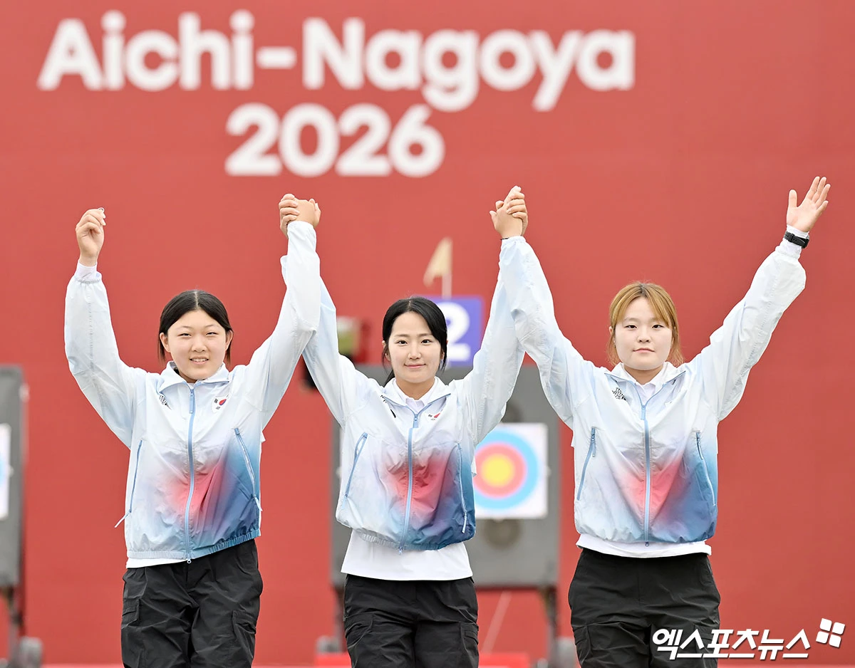 중학교 3학년 양궁 신동 강연서(성사중)가 2026 아이치·나고야 하계아시안게임 양궁 컴파운드 여자 개인전에서 동메달을 따냈다. 강연서는 1일 일본 아이치현 오카자키 중앙종합공원 다목적광장에서 열린 박정윤(창원시청)과의 2026 아이치·나고야 아시안게임 양궁 컴파운드 여자부 개인 동메달 결정전에서 145-143(30-29 29-28 29-30 28-27 29-29)로 이겼다. 강연서는 이번 대회에서 동메달 2개로 대회를 마치게 됐다. 패한 박정윤은 혼성 단체전 은메달, 여자 단체전 동메달을 기록하고 양궁장을 떠난다. 컴파운드는 기계식 활로, 한국이 올림픽에서 '1강' 면모를 선보이고 있는 리커브와는 다른 종목이다. 이번 아시안게임에선 남자 개인전, 여자 개인전, 남자 단체전, 여자 단체전, 혼성 단체전 등 5개 종목이 치러진다. 엑스포츠뉴스DB