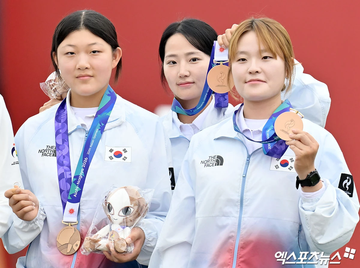 중학교 3학년 양궁 신동 강연서(성사중)가 2026 아이치·나고야 하계아시안게임 양궁 컴파운드 여자 개인전에서 동메달을 따냈다. 강연서는 1일 일본 아이치현 오카자키 중앙종합공원 다목적광장에서 열린 박정윤(창원시청)과의 2026 아이치·나고야 아시안게임 양궁 컴파운드 여자부 개인 동메달 결정전에서 145-143(30-29 29-28 29-30 28-27 29-29)로 이겼다. 강연서는 이번 대회에서 동메달 2개로 대회를 마치게 됐다. 패한 박정윤은 혼성 단체전 은메달, 여자 단체전 동메달을 기록하고 양궁장을 떠난다. 컴파운드는 기계식 활로, 한국이 올림픽에서 '1강' 면모를 선보이고 있는 리커브와는 다른 종목이다. 이번 아시안게임에선 남자 개인전, 여자 개인전, 남자 단체전, 여자 단체전, 혼성 단체전 등 5개 종목이 치러진다. 엑스포츠뉴스DB
