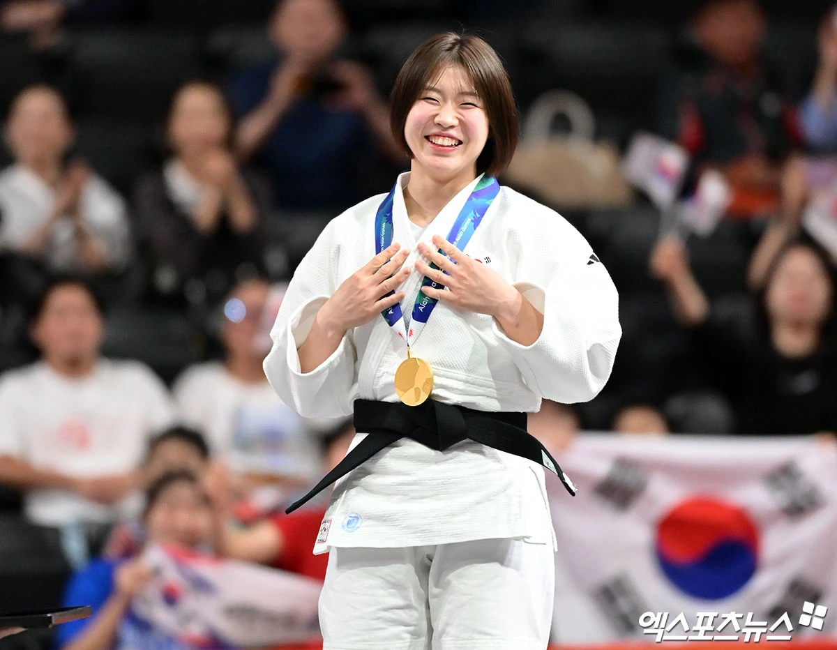 허미미(24·경북체육회)가 1일 일본 나고야 아이치 인터내셔널 아레나에서 열린 2026 아이치·나고야 아시안게임 유도 여자 57kg급 결승에서 몽골의 아리운자야 테르비스를 꺾으며 금메달을 따냈다. 사진 김한준 기자