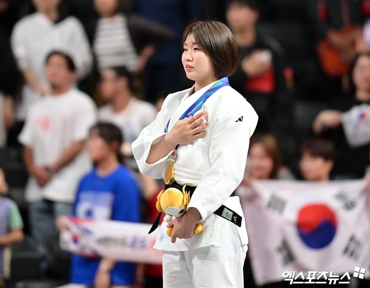 허미미(24·경북체육회)가 1일 일본 나고야 아이치 인터내셔널 아레나에서 열린 2026 아이치·나고야 아시안게임 유도 여자 57kg급 결승에서 몽골의 아리운자야 테르비스를 꺾으며 금메달을 따냈다. 사진 김한준 기자