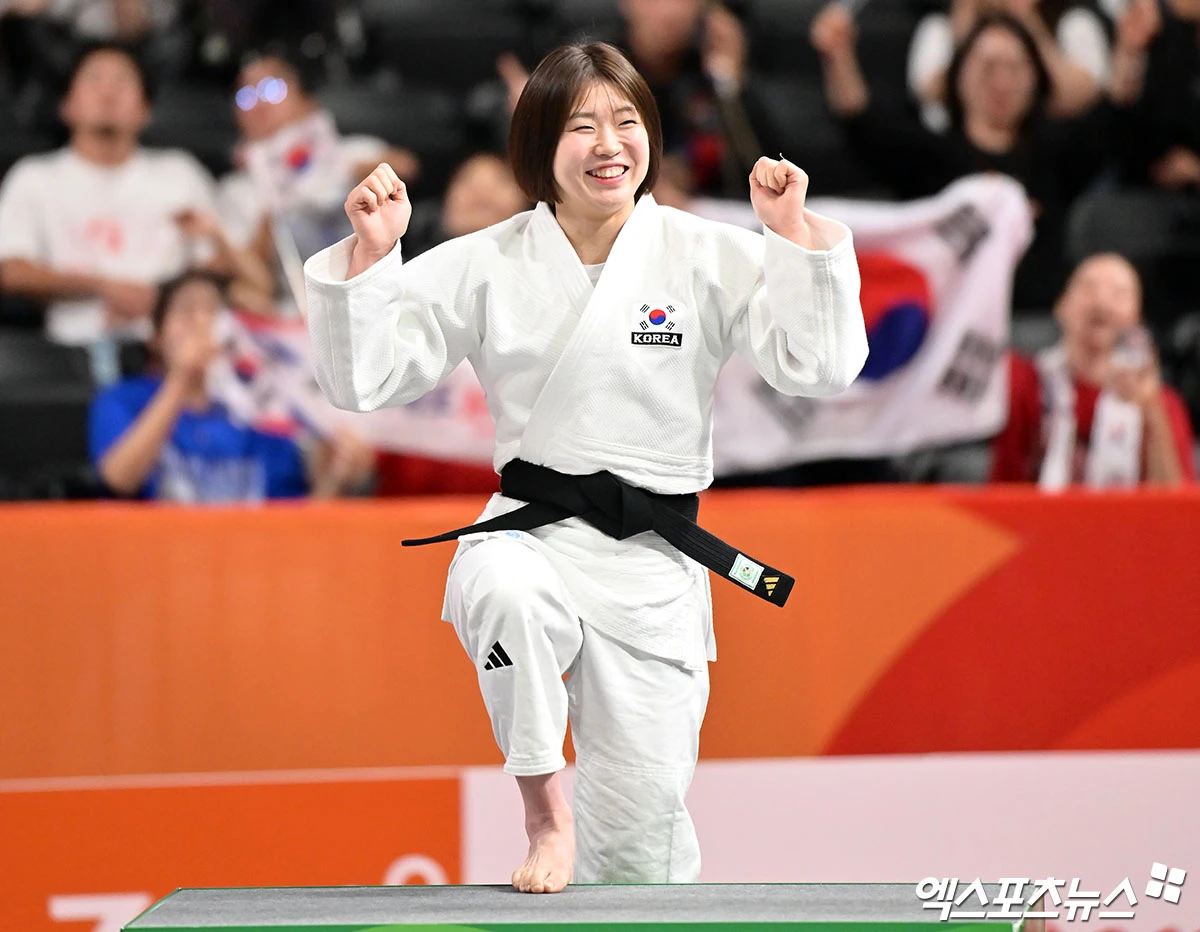 허미미(24·경북체육회)가 1일 일본 나고야 아이치 인터내셔널 아레나에서 열린 2026 아이치·나고야 아시안게임 유도 여자 57kg급 결승에서 몽골의 아리운자야 테르비스를 꺾으며 금메달을 따냈다. 사진 김한준 기자