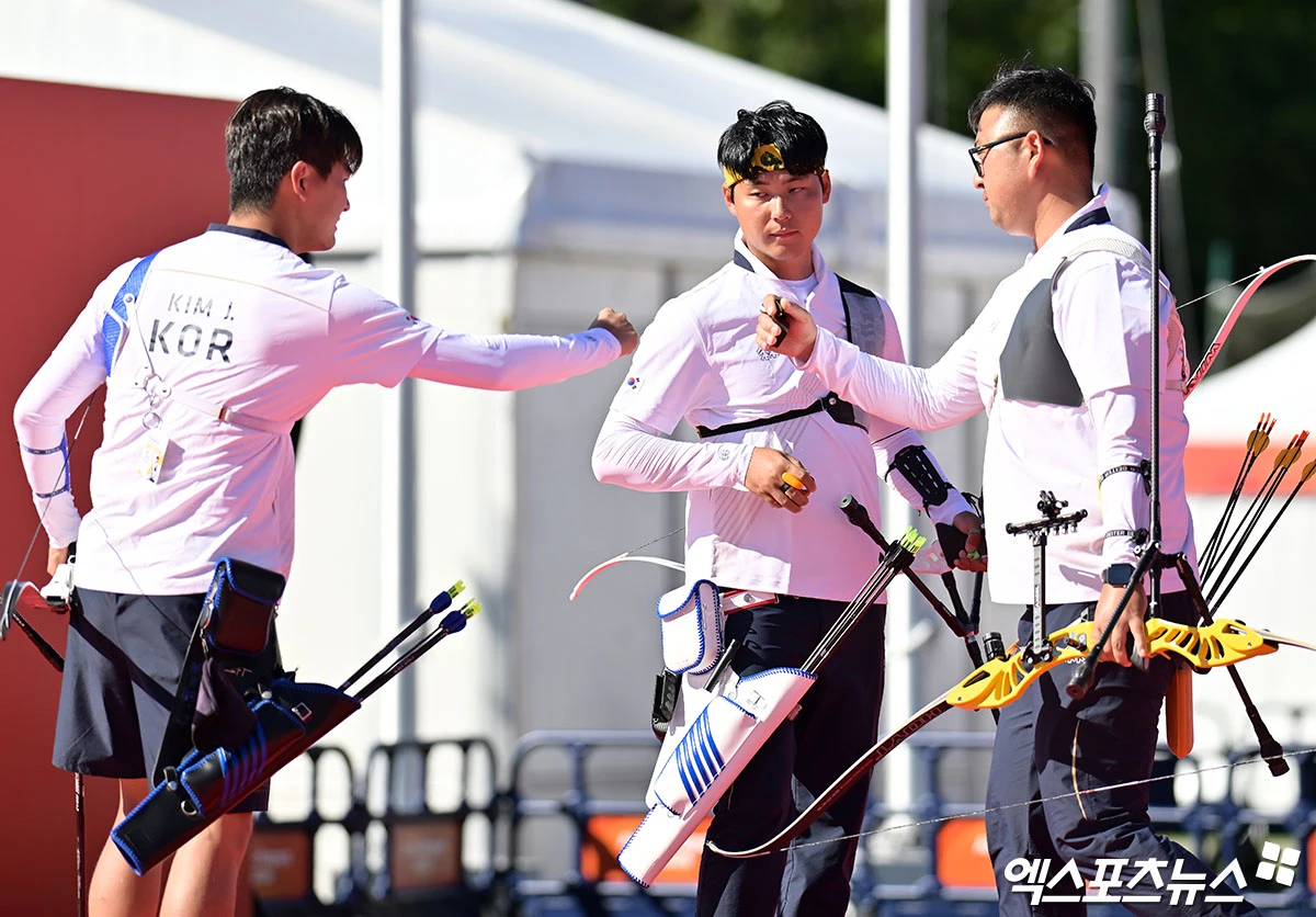 김우진(청주시청), 이우석(코오롱), 김제덕(예천군청)으로 구성된 대한민국 남자 양궁 대표팀dms 2일 일본 아이치현 오카자키시에 있는 오카자키 중앙종합공원 다목적광장에서 열린 대회 양궁 리커브 남자 단체전 결승에서 인도를 세트스코어 5-1로 이기고 금메달 획득을 확정지었다. 이번 대회 리커브 종목 첫 금메달을 수확했다. 김우진, 이우석, 김제덕은 지난 2024 파리 하계올림픽에 이어 다시 한번 3총사로 뭉쳐 우승을 또 해냈다. 이날 앞서 열린 여자 단체전, 혼성 단체전 노골드 수모도 갚았다. 일본 오카자키, 김한준 기자 