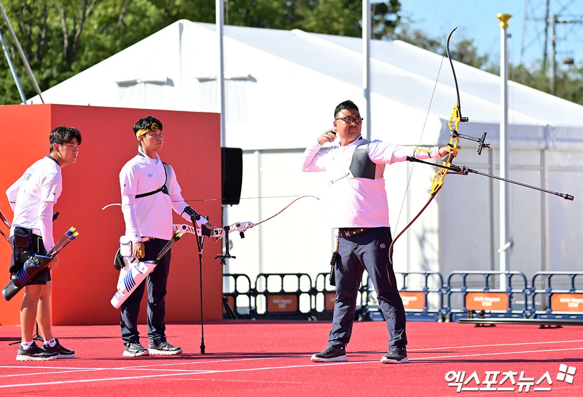 김우진(청주시청), 이우석(코오롱), 김제덕(예천군청)으로 구성된 대한민국 남자 양궁 대표팀dms 2일 일본 아이치현 오카자키시에 있는 오카자키 중앙종합공원 다목적광장에서 열린 대회 양궁 리커브 남자 단체전 결승에서 인도를 세트스코어 5-1로 이기고 금메달 획득을 확정지었다. 이번 대회 리커브 종목 첫 금메달을 수확했다. 김우진, 이우석, 김제덕은 지난 2024 파리 하계올림픽에 이어 다시 한번 3총사로 뭉쳐 우승을 또 해냈다. 이날 앞서 열린 여자 단체전, 혼성 단체전 노골드 수모도 갚았다. 일본 오카자키, 김한준 기자 