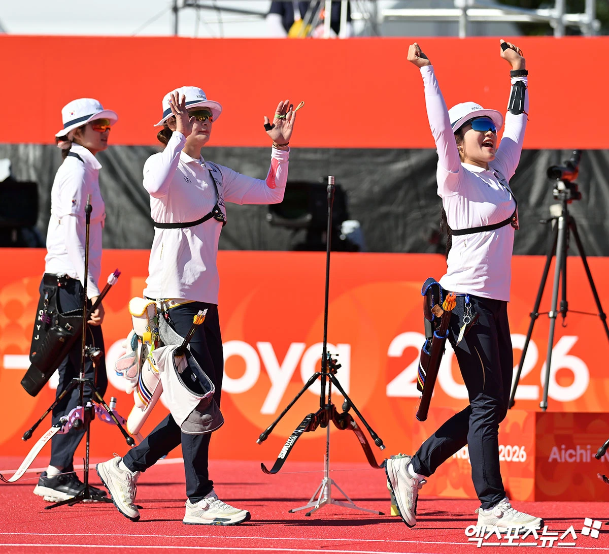 한국 양궁이 2026 아이치·나고야 하계아시안게임에서 리커브 종목 단체전에서 연이은 충격패에 시달리고 있다. 한국은 2일 일본 아이치현 오카자키 중앙공원에서 벌어진 대회 양궁 리커브 여자단체전 결승에서 인도에 세트스코어 3-5(54-54 56-56 51-55 54-54)로 패했다. 한국은 1998 방콕 대회부터 직전 대회인 2022 항저우 대회까지 7연패를 달성했다. 그리고 이번 대회를 통해 8연패를 노렸으나 이루지 못했다. 한국은 이어진 혼성 단체전 준결승에서도 중국에 0-6으로 패해 결승 진출에 실패했다. 일본 오카자키, 김한준 기자