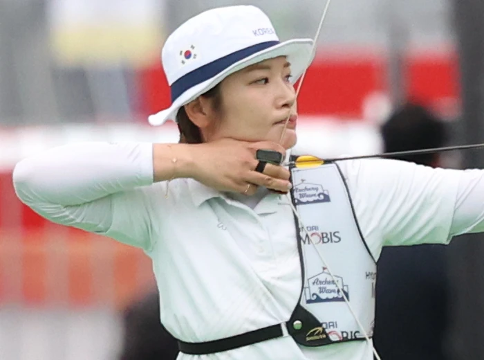 한국 양궁이 2026 아이치·나고야 하계아시안게임에서 리커브 종목 단체전에서 연이은 충격패에 시달리고 있다. 한국은 2일 일본 아이치현 오카자키 중앙공원에서 벌어진 대회 양궁 리커브 여자단체전 결승에서 인도에 세트스코어 3-5(54-54 56-56 51-55 54-54)로 패했다. 한국은 1998 방콕 대회부터 직전 대회인 2022 항저우 대회까지 7연패를 달성했다. 그리고 이번 대회를 통해 8연패를 노렸으나 이루지 못했다. 한국은 이어진 혼성 단체전 준결승에서도 중국에 0-6으로 패해 결승 진출에 실패했다. 연합뉴스