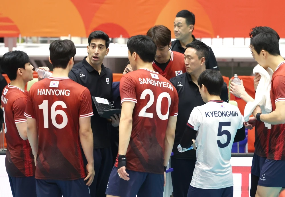 한국 남자 배구 대표팀이 2일 오카자키 중앙종합공원 체육관에서 열린 2026 아이치·나고야 아시안게임 남자 배구 순위결정전에서 인도에 세트스코어 1-3(16-25 20-25 25-23 23-25)으로 패배했다. 연합뉴스