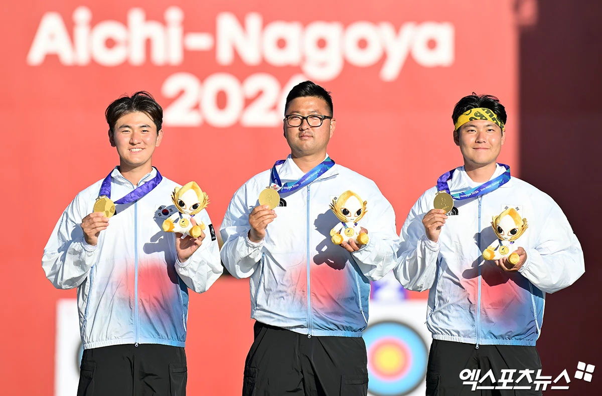 산전수전 다 겪은 베테랑 김우진(청주시청)도 혀를 내두른 바람을 결국 양궁 남자 리커브 대표팀이 극복해냈다. 김우진(청주시청), 이우석(코오롱), 김제덕(예천군청)으로 구성된 대한민국 남자 양궁 대표팀이 2일 일본 아이치현 오카자키시에 있는 오카자키 중앙종합공원 다목적광장에서 열린 대회 양궁 남자 리커브 결승전에서 세트스코어 5-1(1-1 2-0 2-0)로 승리해 금메달을 차지했다. 이로써 한국 양궁 리커브 대표팀 첫 금메달이 나왔다. 2014년 인천 대회에서 8연패가 끊긴 뒤 12년 만에 대회 2연패로 연속 우승을 차지했다. 일본 오카자키, 김한준 기자