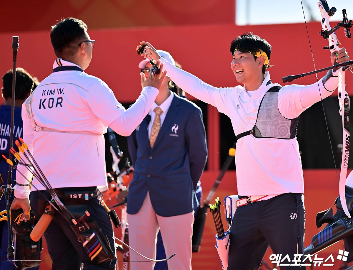 산전수전 다 겪은 베테랑 김우진(청주시청)도 혀를 내두른 바람을 결국 양궁 남자 리커브 대표팀이 극복해냈다. 김우진(청주시청), 이우석(코오롱), 김제덕(예천군청)으로 구성된 대한민국 남자 양궁 대표팀이 2일 일본 아이치현 오카자키시에 있는 오카자키 중앙종합공원 다목적광장에서 열린 대회 양궁 남자 리커브 결승전에서 세트스코어 5-1(1-1 2-0 2-0)로 승리해 금메달을 차지했다. 이로써 한국 양궁 리커브 대표팀 첫 금메달이 나왔다. 2014년 인천 대회에서 8연패가 끊긴 뒤 12년 만에 대회 2연패로 연속 우승을 차지했다. 일본 오카자키, 김한준 기자