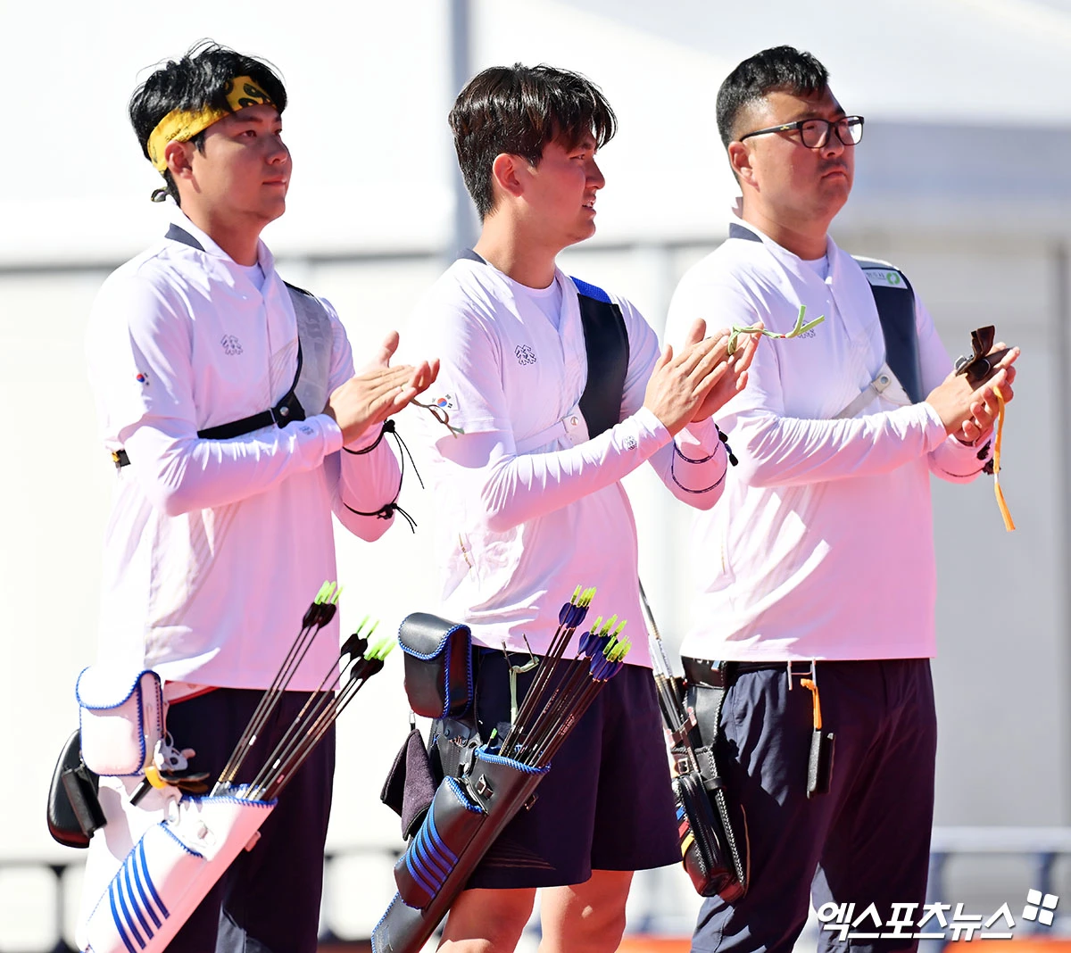 산전수전 다 겪은 베테랑 김우진(청주시청)도 혀를 내두른 바람을 결국 양궁 남자 리커브 대표팀이 극복해냈다. 김우진(청주시청), 이우석(코오롱), 김제덕(예천군청)으로 구성된 대한민국 남자 양궁 대표팀이 2일 일본 아이치현 오카자키시에 있는 오카자키 중앙종합공원 다목적광장에서 열린 대회 양궁 남자 리커브 결승전에서 세트스코어 5-1(1-1 2-0 2-0)로 승리해 금메달을 차지했다. 이로써 한국 양궁 리커브 대표팀 첫 금메달이 나왔다. 2014년 인천 대회에서 8연패가 끊긴 뒤 12년 만에 대회 2연패로 연속 우승을 차지했다. 일본 오카자키, 김한준 기자