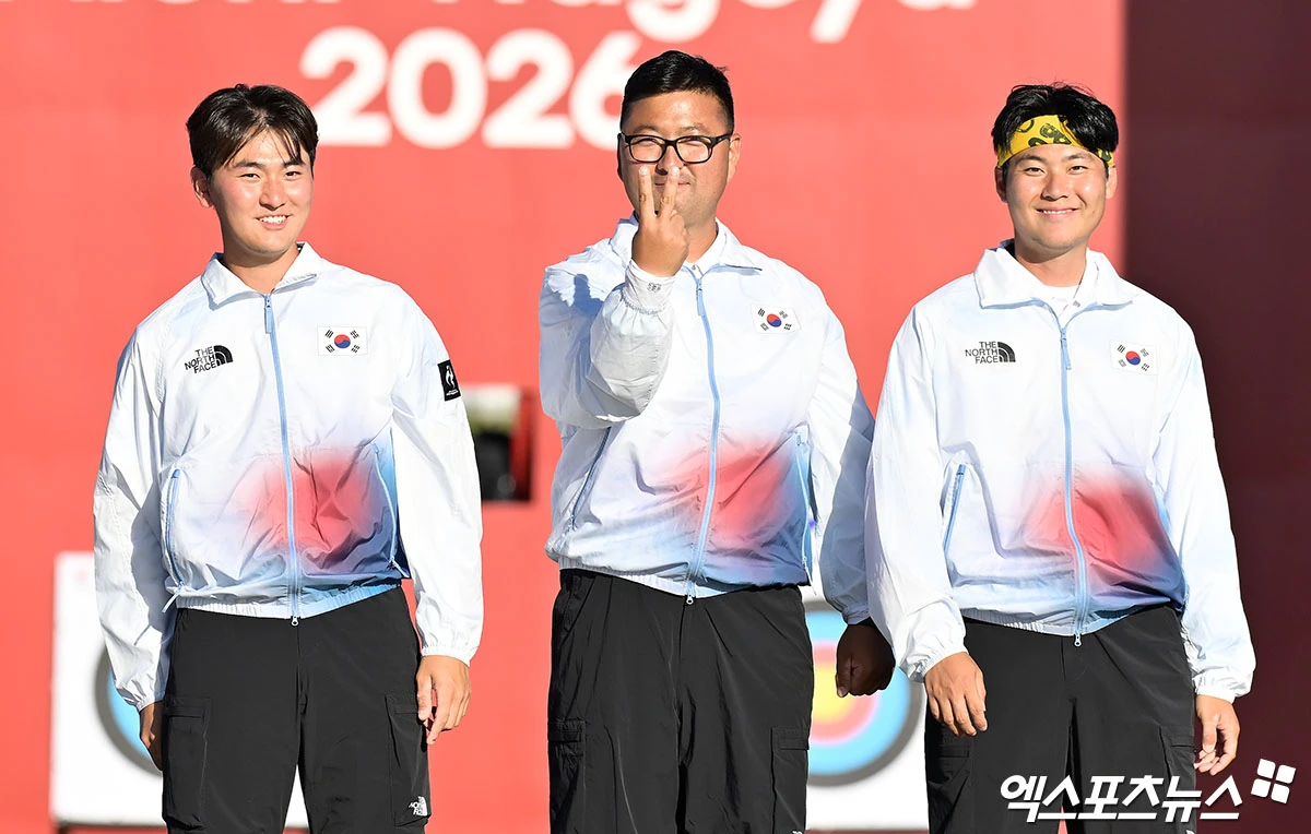 산전수전 다 겪은 베테랑 김우진(청주시청)도 혀를 내두른 바람을 결국 양궁 남자 리커브 대표팀이 극복해냈다. 김우진(청주시청), 이우석(코오롱), 김제덕(예천군청)으로 구성된 대한민국 남자 양궁 대표팀이 2일 일본 아이치현 오카자키시에 있는 오카자키 중앙종합공원 다목적광장에서 열린 대회 양궁 남자 리커브 결승전에서 세트스코어 5-1(1-1 2-0 2-0)로 승리해 금메달을 차지했다. 이로써 한국 양궁 리커브 대표팀 첫 금메달이 나왔다. 2014년 인천 대회에서 8연패가 끊긴 뒤 12년 만에 대회 2연패로 연속 우승을 차지했다. 일본 오카자키, 김한준 기자