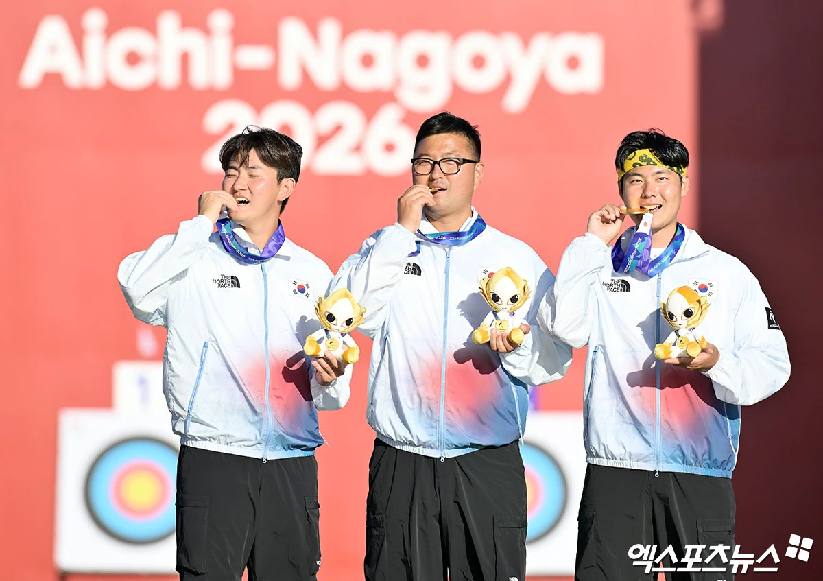 산전수전 다 겪은 베테랑 김우진(청주시청)도 혀를 내두른 바람을 결국 양궁 남자 리커브 대표팀이 극복해냈다. 김우진(청주시청), 이우석(코오롱), 김제덕(예천군청)으로 구성된 대한민국 남자 양궁 대표팀이 2일 일본 아이치현 오카자키시에 있는 오카자키 중앙종합공원 다목적광장에서 열린 대회 양궁 남자 리커브 결승전에서 세트스코어 5-1(1-1 2-0 2-0)로 승리해 금메달을 차지했다. 이로써 한국 양궁 리커브 대표팀 첫 금메달이 나왔다. 2014년 인천 대회에서 8연패가 끊긴 뒤 12년 만에 대회 2연패로 연속 우승을 차지했다. 일본 오카자키, 김한준 기자
