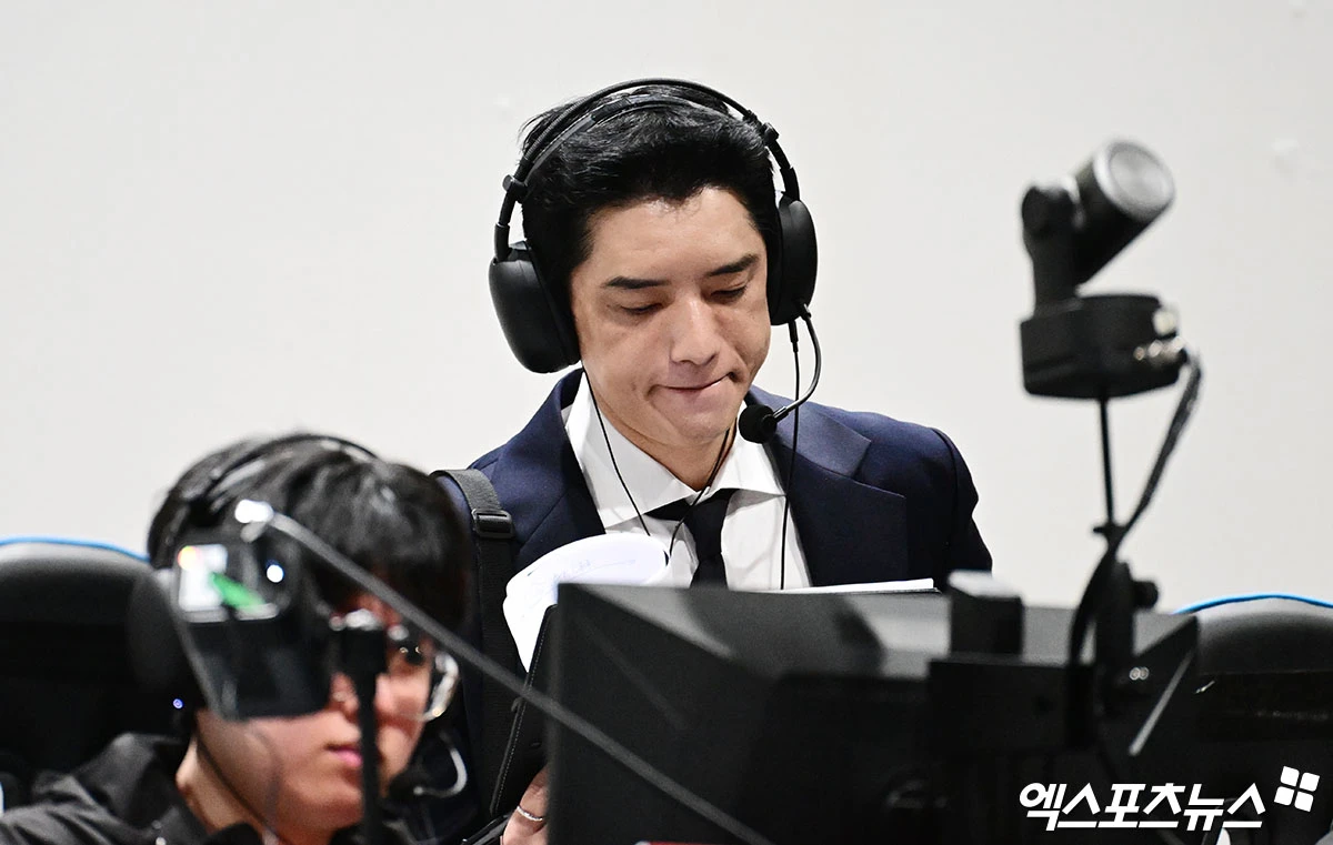 강동훈 감독이 대한민국 리그 오브 레전드(LoL) 국가대표팀이 2일 일본 아이치현 도코다메의 아이치 스카이 엑스포에서 열린 2026 아이치·나고야 아시안게임 LoL 결승(5판 3선승제)에서 대만을 세트 스코어 3-0으로 꺾고 금메달을 차지했다. 사진 박지영 기자