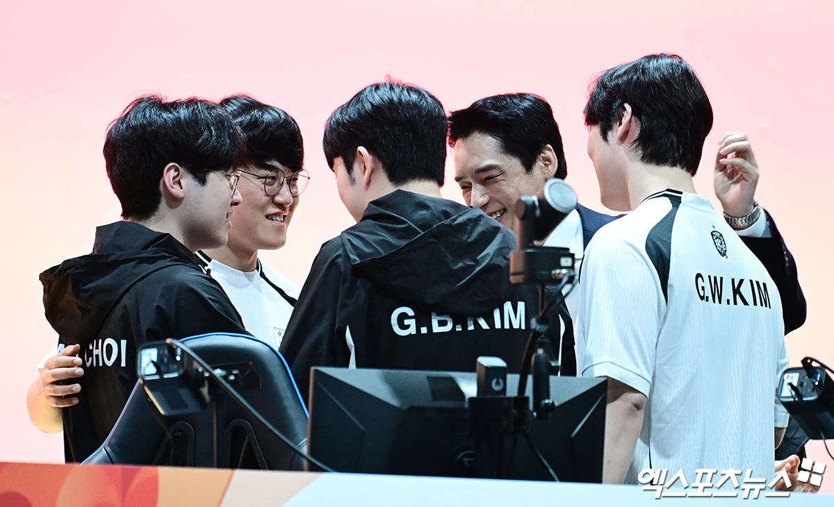 강동훈 감독이 대한민국 리그 오브 레전드(LoL) 국가대표팀이 2일 일본 아이치현 도코다메의 아이치 스카이 엑스포에서 열린 2026 아이치·나고야 아시안게임 LoL 결승(5판 3선승제)에서 대만을 세트 스코어 3-0으로 꺾고 금메달을 차지했다. 사진 박지영 기자