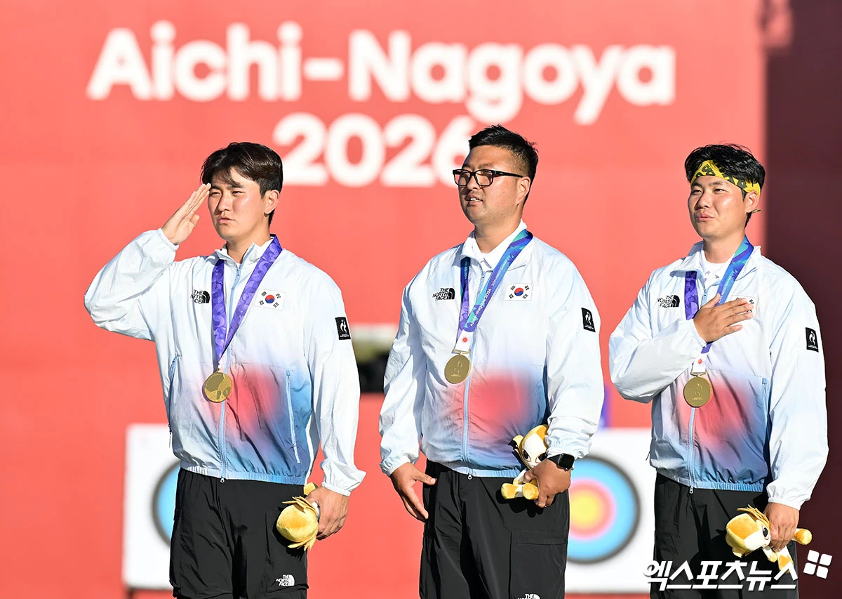 17세, 고등학생 때 이미 병역특례를 받았지만, 한국 양궁 국가대표 김제덕(예천군청)은 시상대 위에서 당당히 거수경례를 했다.   김제덕이 2일 일본 아이치현 오카자키시에 있는 오카자키 중앙종합공원 다목적광장에서 열린 2026 아이치∙나고야 하계아시안게임 양궁 리커브 남자 단체전에서 금메달을 차지한 뒤, 시상식에서 거수경례했다.   이날 김제덕을 비롯해 이우석(코오롱), 김우진(청주시청)으로 구성된 한국 남자 대표팀은 인도를 세트 스코어 5-1((1-1 2-0 2-0)으로 승리해 금메달을 차지했다. 일본 오카자키, 김한준 기자