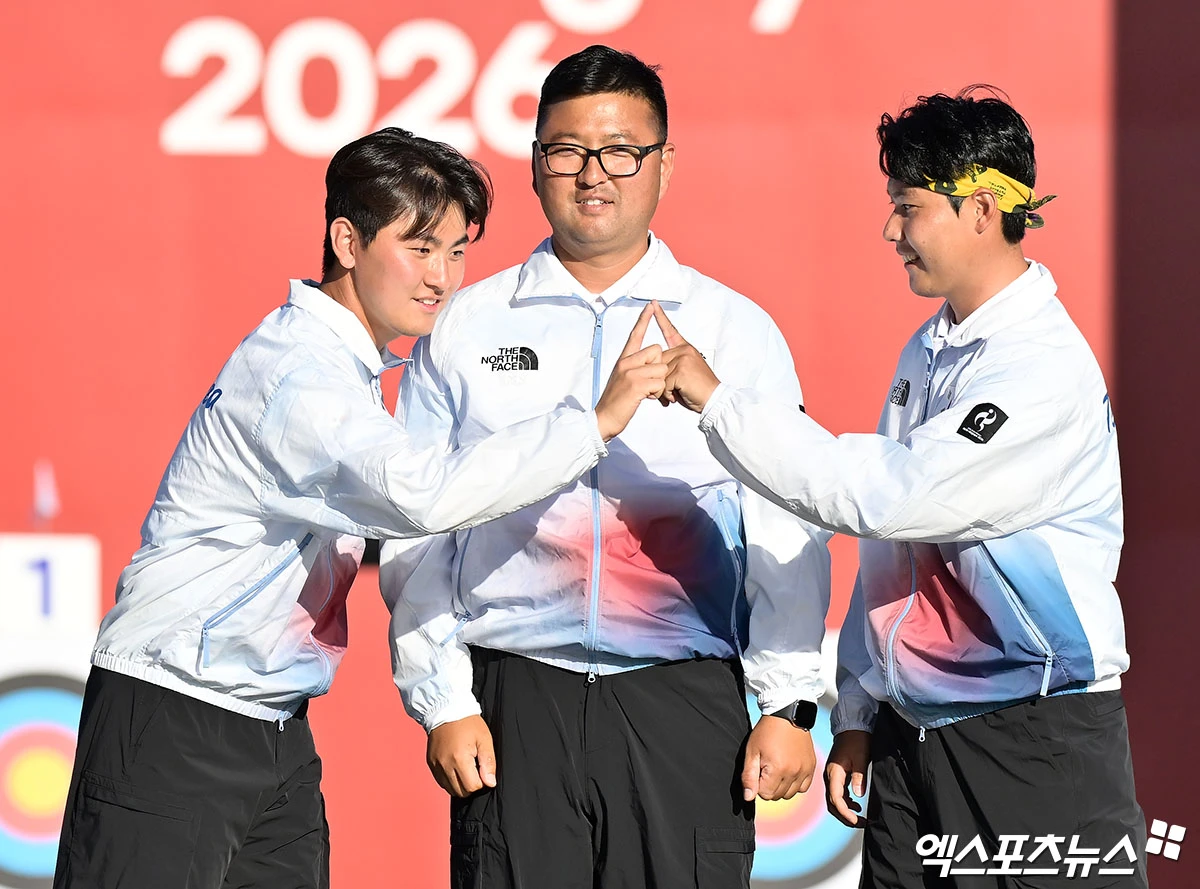 17세, 고등학생 때 이미 병역특례를 받았지만, 한국 양궁 국가대표 김제덕(예천군청)은 시상대 위에서 당당히 거수경례를 했다.   김제덕이 2일 일본 아이치현 오카자키시에 있는 오카자키 중앙종합공원 다목적광장에서 열린 2026 아이치∙나고야 하계아시안게임 양궁 리커브 남자 단체전에서 금메달을 차지한 뒤, 시상식에서 거수경례했다.   이날 김제덕을 비롯해 이우석(코오롱), 김우진(청주시청)으로 구성된 한국 남자 대표팀은 인도를 세트 스코어 5-1((1-1 2-0 2-0)으로 승리해 금메달을 차지했다. 일본 오카자키, 김한준 기자
