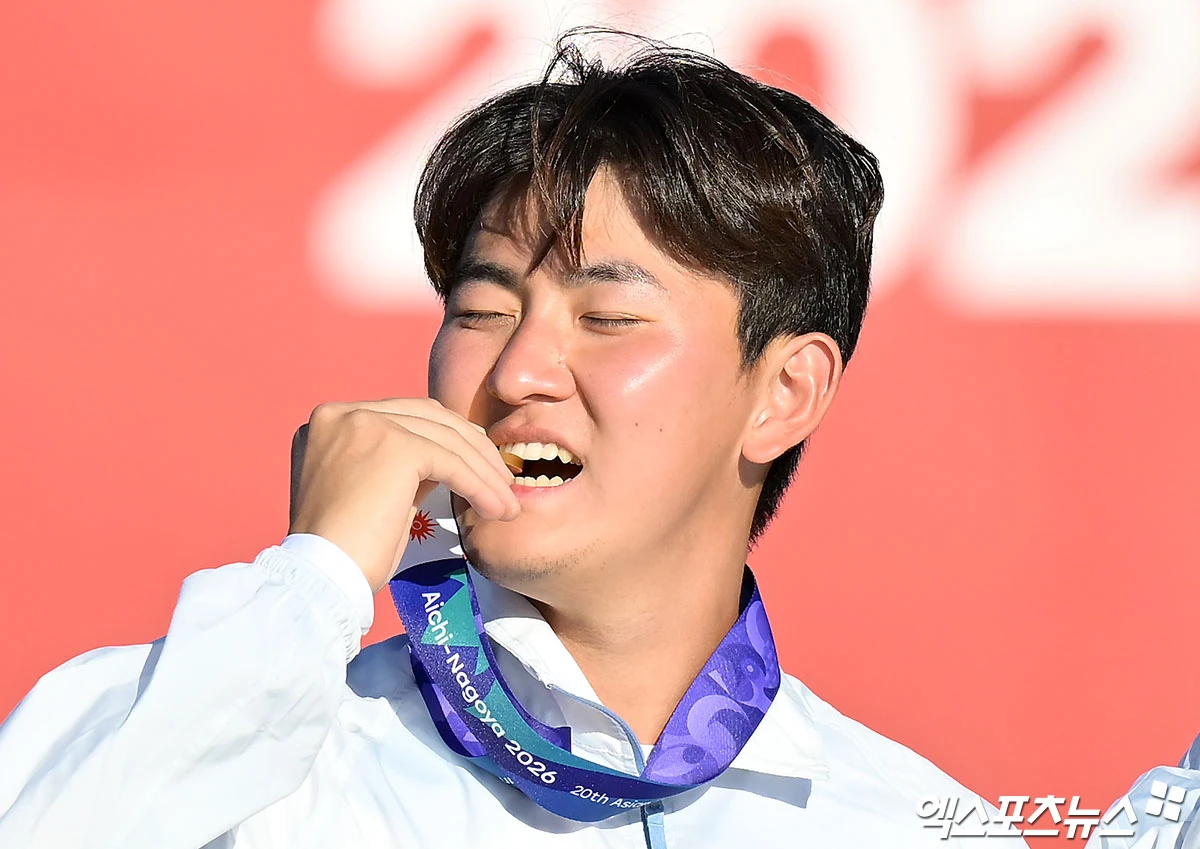 17세, 고등학생 때 이미 병역특례를 받았지만, 한국 양궁 국가대표 김제덕(예천군청)은 시상대 위에서 당당히 거수경례를 했다.   김제덕이 2일 일본 아이치현 오카자키시에 있는 오카자키 중앙종합공원 다목적광장에서 열린 2026 아이치∙나고야 하계아시안게임 양궁 리커브 남자 단체전에서 금메달을 차지한 뒤, 시상식에서 거수경례했다.   이날 김제덕을 비롯해 이우석(코오롱), 김우진(청주시청)으로 구성된 한국 남자 대표팀은 인도를 세트 스코어 5-1((1-1 2-0 2-0)으로 승리해 금메달을 차지했다. 일본 오카자키, 김한준 기자