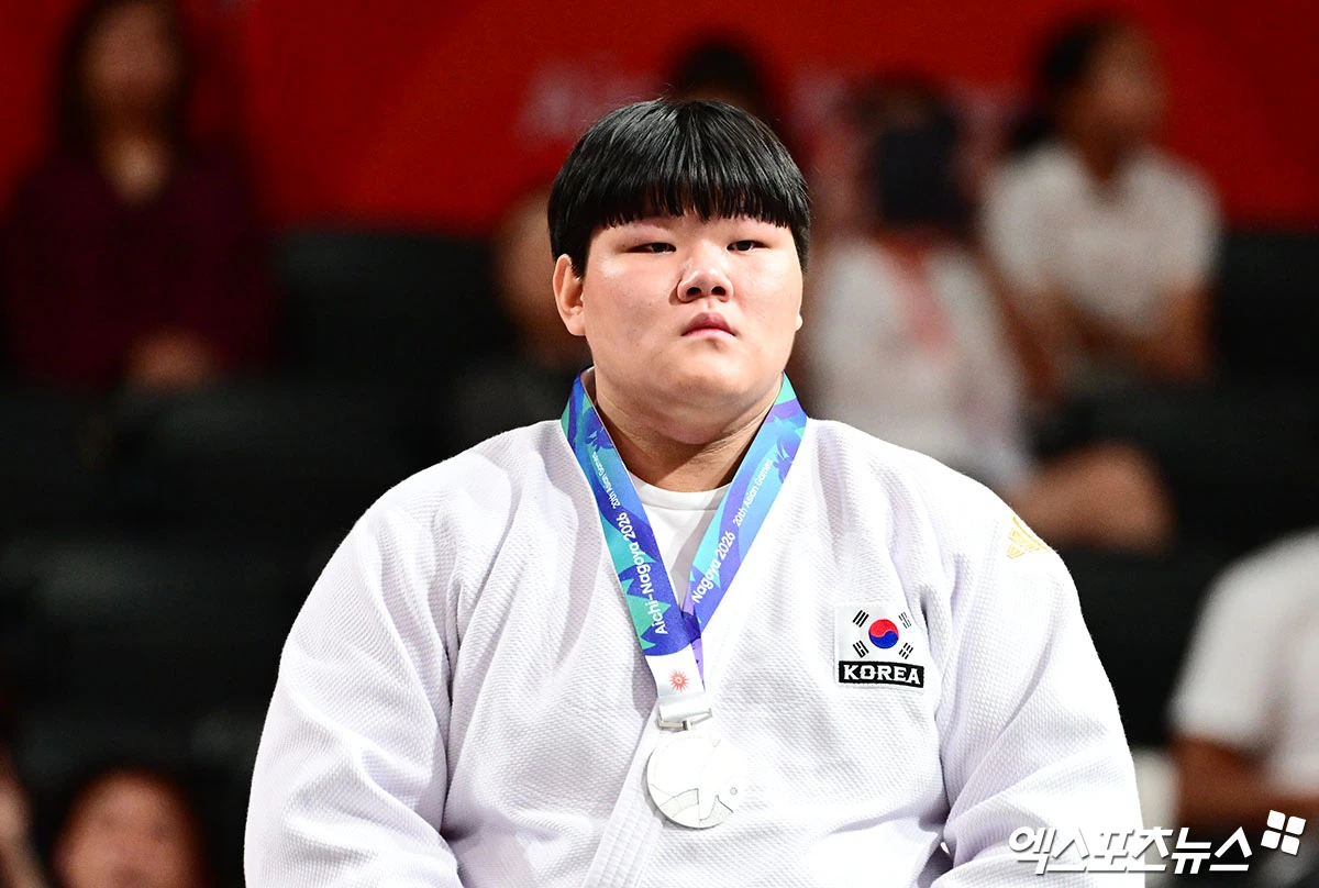 2일 나고야 아이치 인터내셔널 아레나에서 열린 '2026 아이치·나고야 아시안게임' 유도 여자 78kg 초과급 결승전 대한민국 이현지와 중국 뉴신란과의 경기, 이현지가 한판패로 패배하며 은메달을 획득했다. 시상식에 참석한 이현지가 기념 촬영을 하고 있다. 일본 나고야, 박지영 기자