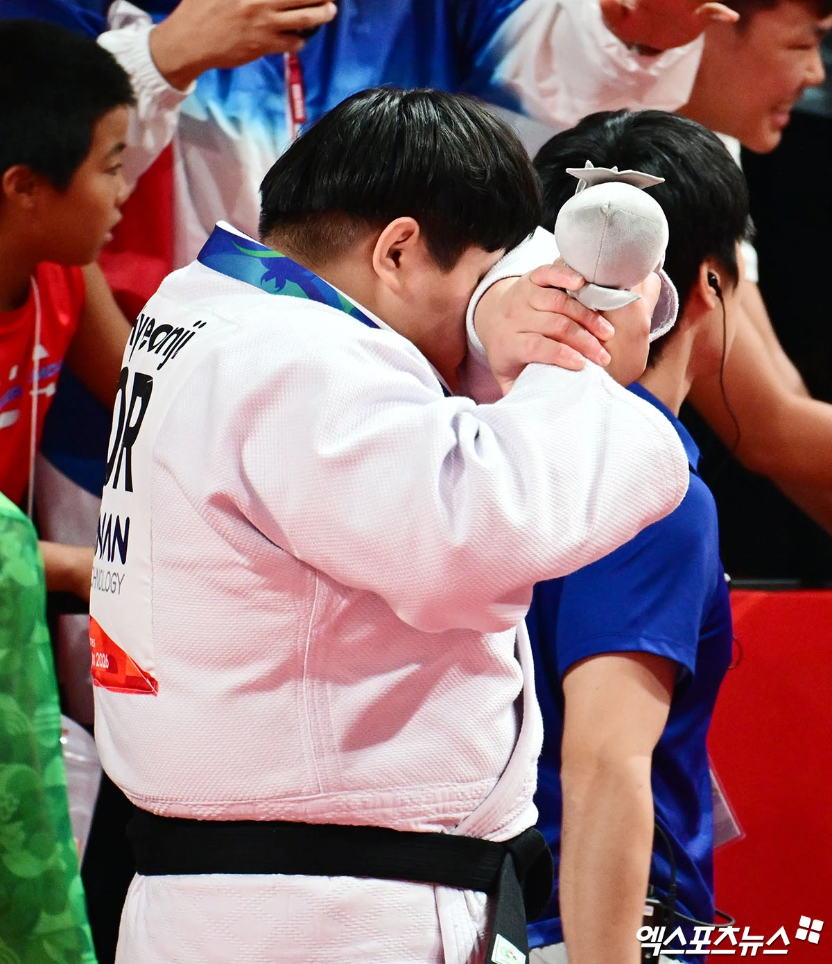 2일 나고야 아이치 인터내셔널 아레나에서 열린 '2026 아이치·나고야 아시안게임' 유도 여자 78kg 초과급 결승전 대한민국 이현지와 중국 뉴신란과의 경기, 이현지가 한판패로 패배하며 은메달을 획득했다. 시상식을 마친 이현지가 가족들의 격려에 눈물을 보이며 경기장을 빠져나가고 있다. 일본 나고야, 박지영 기자