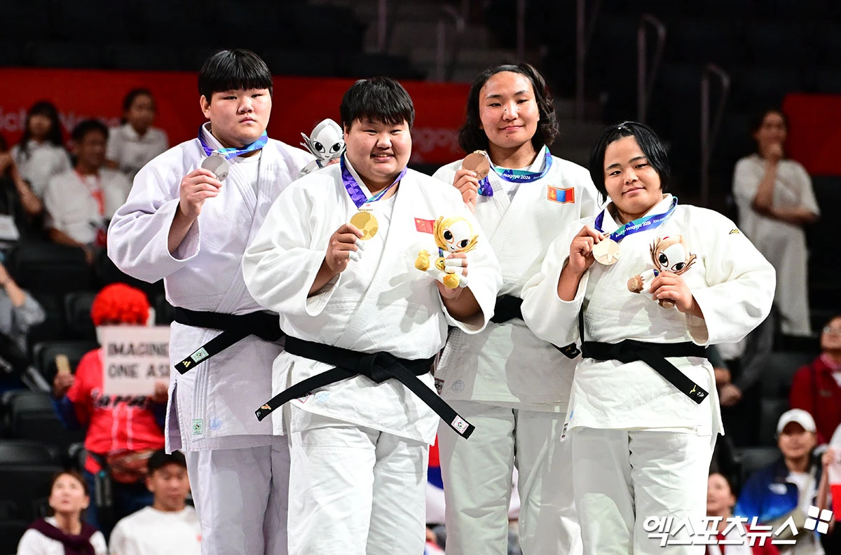 2일 나고야 아이치 인터내셔널 아레나에서 열린 '2026 아이치·나고야 아시안게임' 유도 여자 78kg 초과급 결승전 대한민국 이현지와 중국 뉴신란과의 경기, 이현지가 한판패로 패배하며 은메달을 획득했다. 시상식에 참석한 이현지가 기념 촬영을 하고 있다. 일본 나고야, 박지영 기자