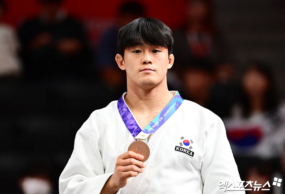2일 나고야 아이치 인터내셔널 아레나에서 열린 '2026 아이치·나고야 아시안게임' 유도 남자 -90kg급 시상식에 참석한 대한민국 김종훈이 기념 촬영을 하고 있다. 일본 나고야, 박지영 기자